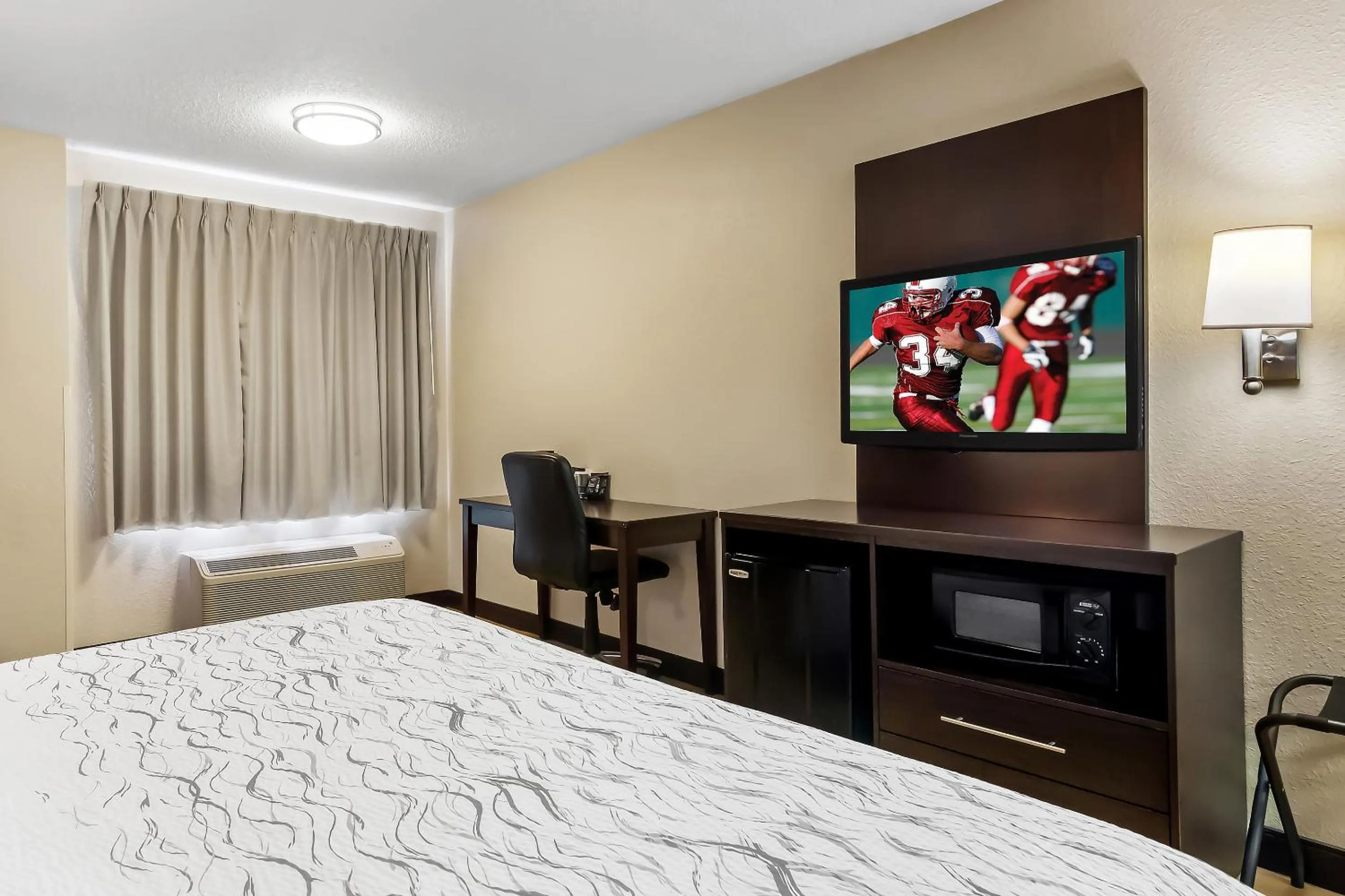 Bedroom, Bed in Red Roof Inn PLUS+ Jacksonville – Southpoint