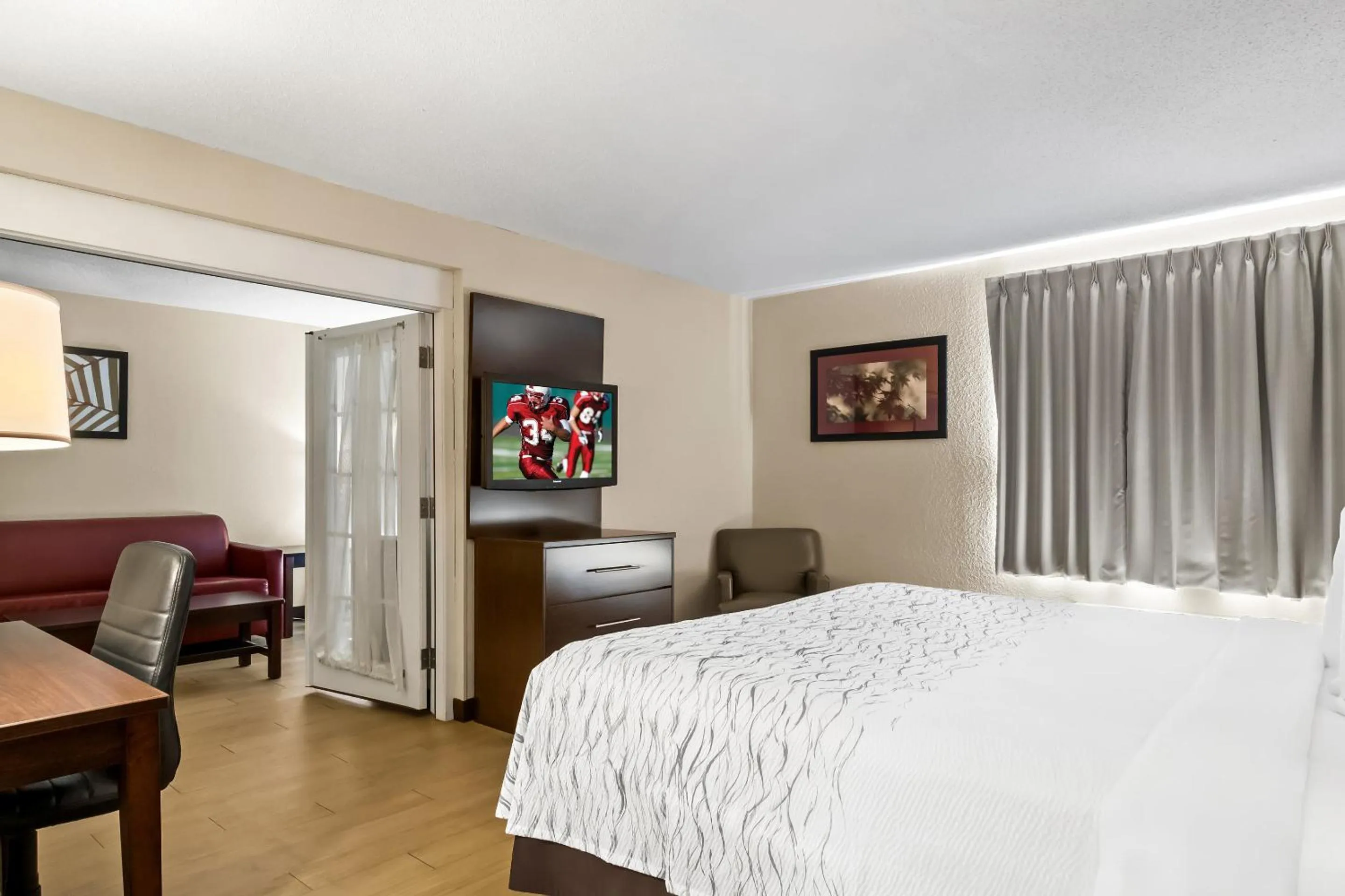 Photo of the whole room, Bed in Red Roof Inn PLUS+ Jacksonville – Southpoint