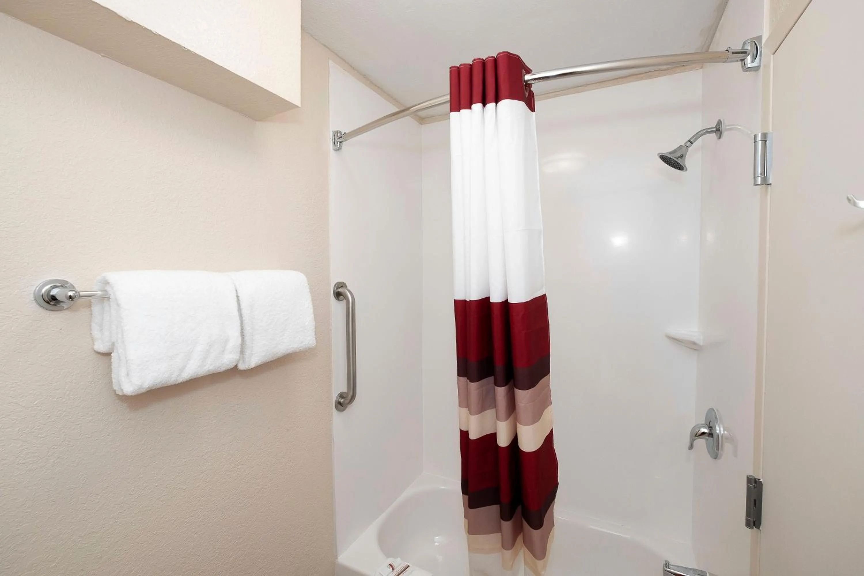 Bathroom in Red Roof Inn PLUS+ Jacksonville – Southpoint