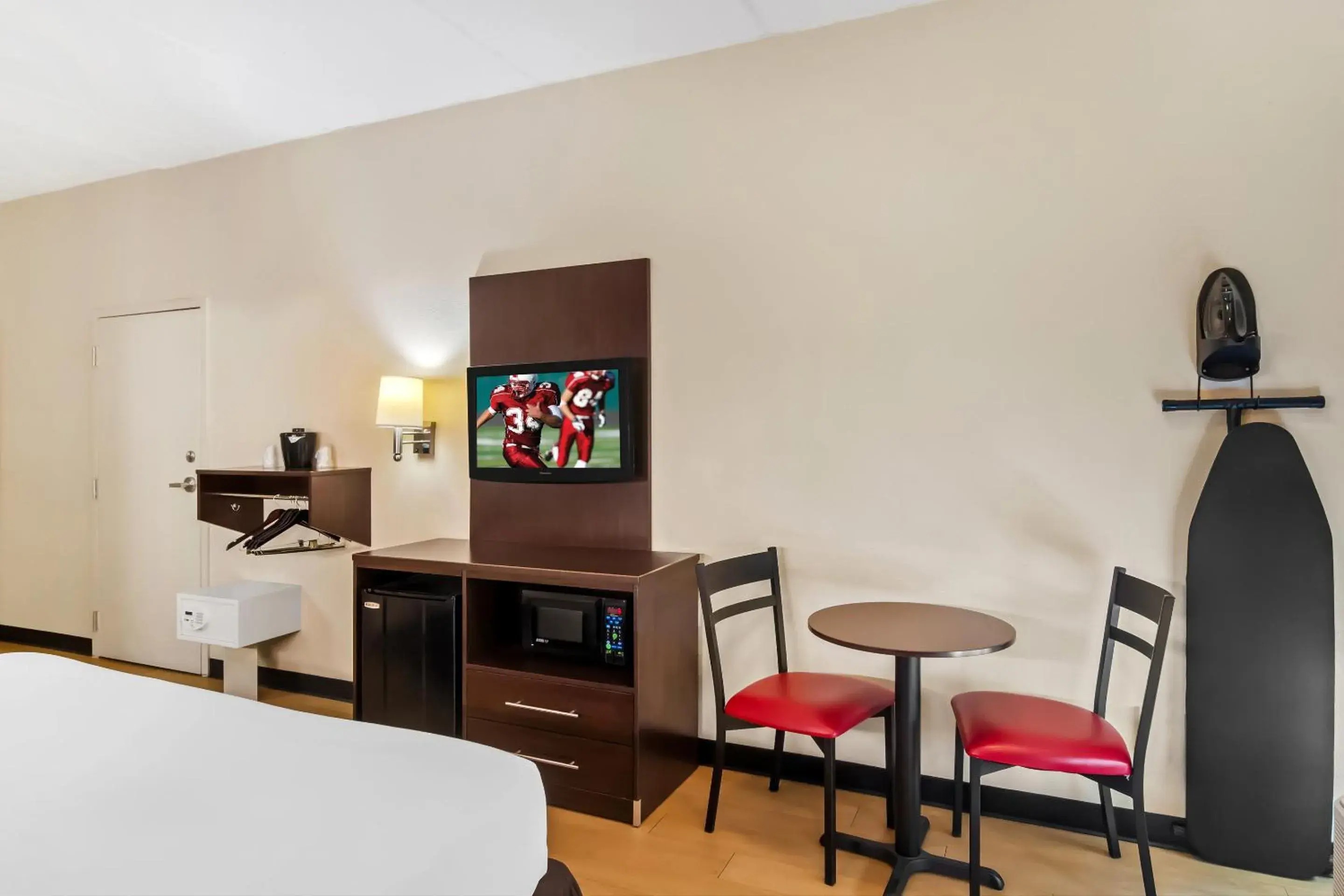Bedroom, Bed in Red Roof Inn PLUS+ Jacksonville – Southpoint Bedroom, Bed in Red Roof Inn PLUS+ Jacksonville – Southpoint