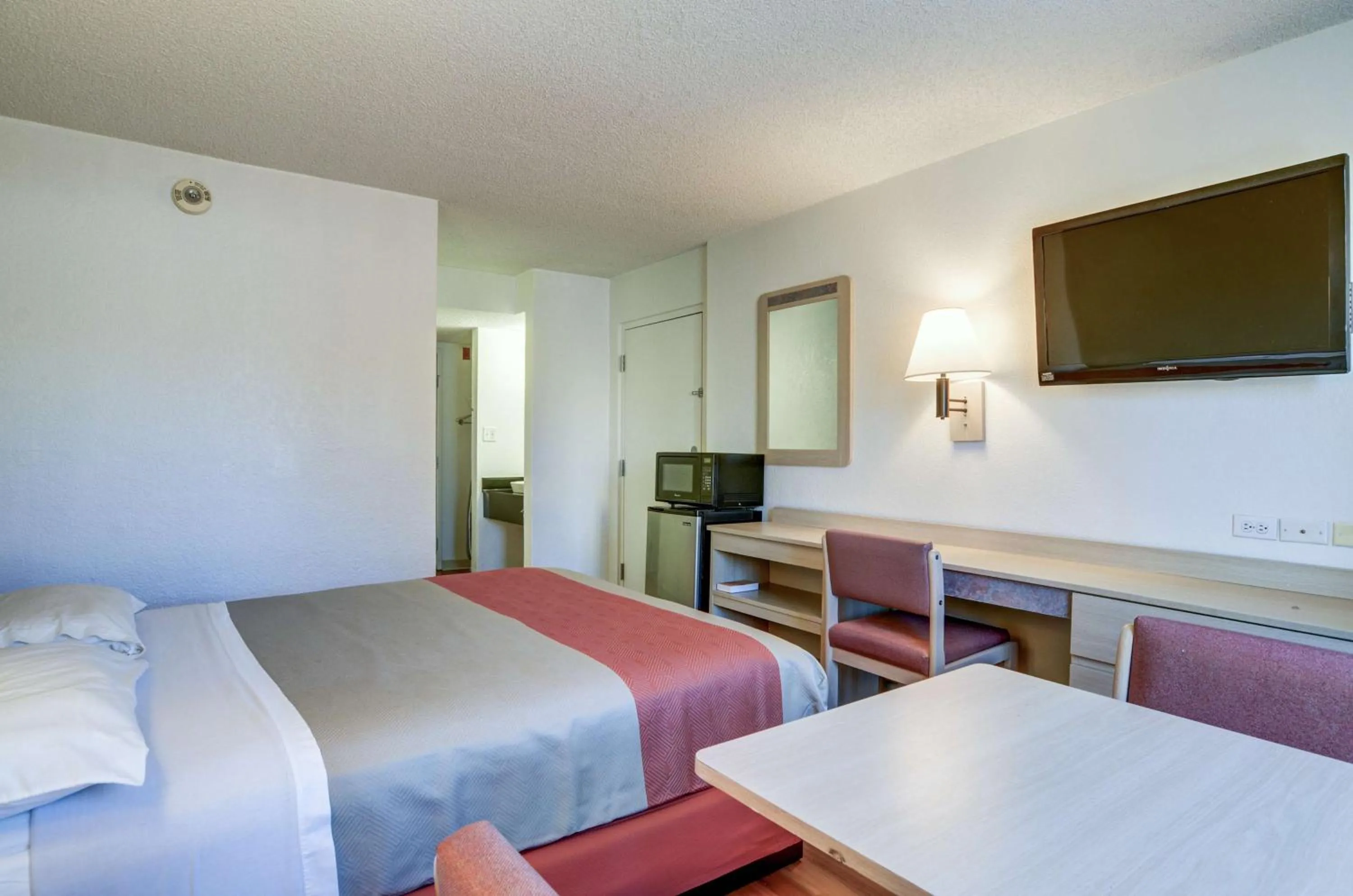 Bedroom, Bed in Motel 6-Greenwood Village, CO - Denver - South Tech Center