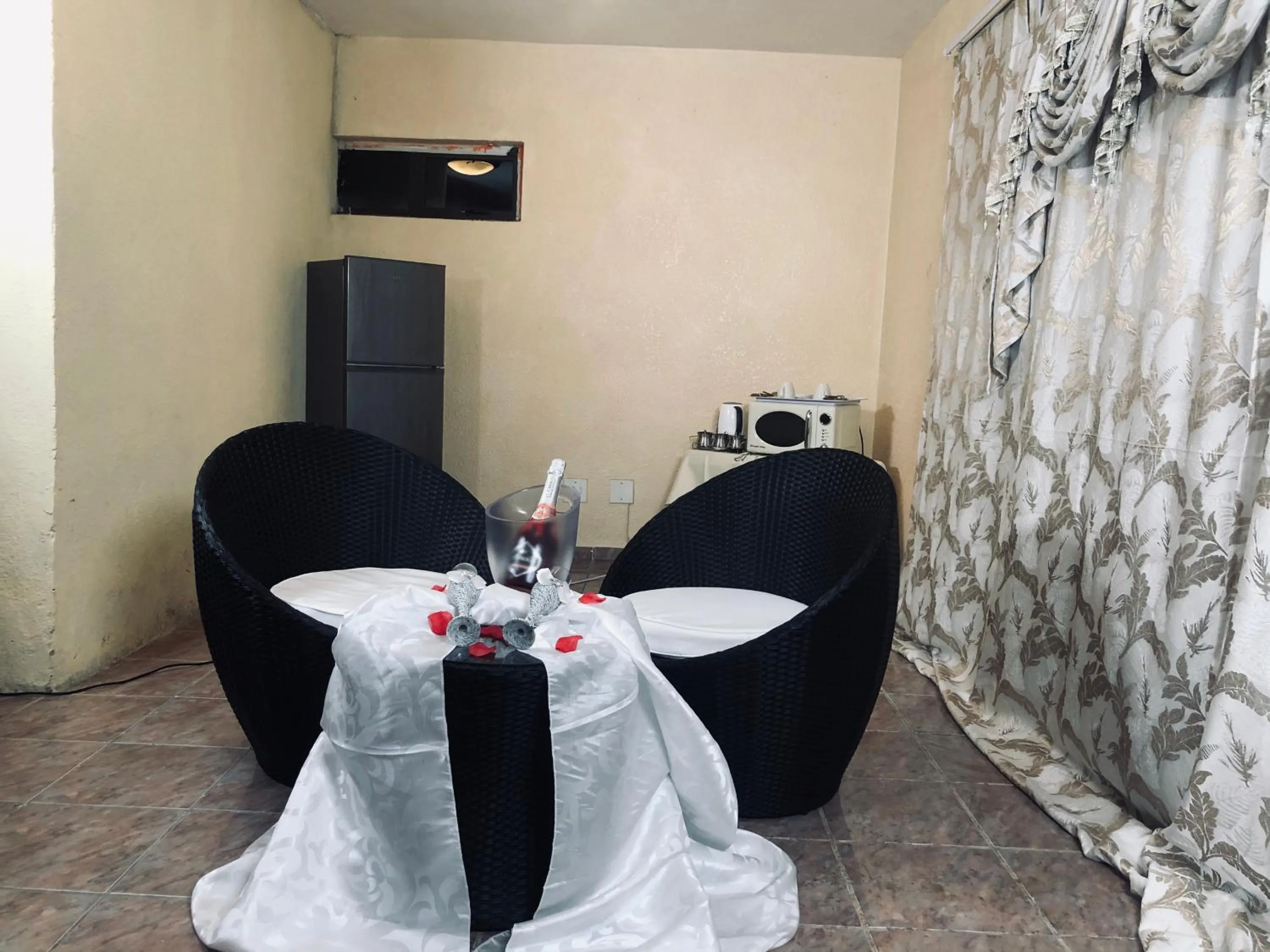 Alcoholic drinks in Naomi's Place