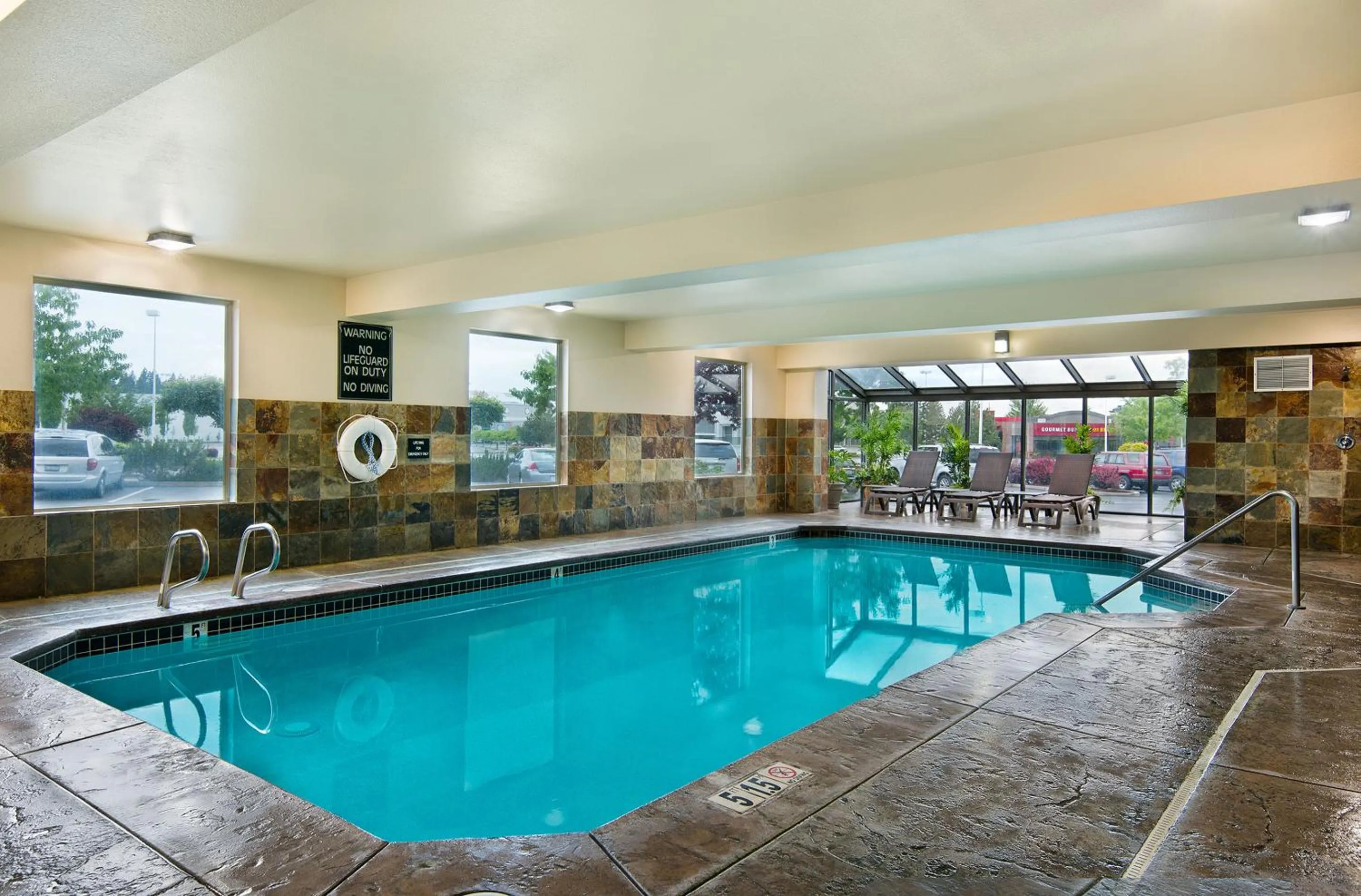 Swimming pool in Oxford Suites Spokane Valley