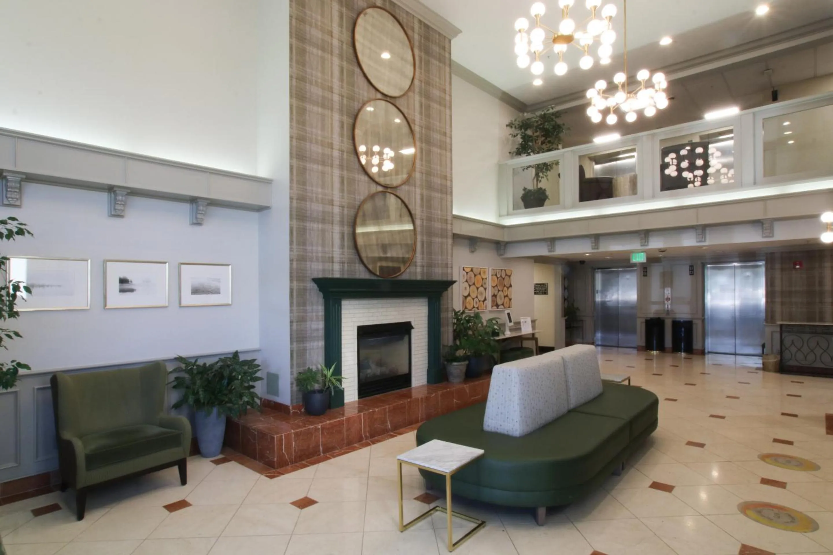 Lobby or reception in Oxford Suites Spokane Valley