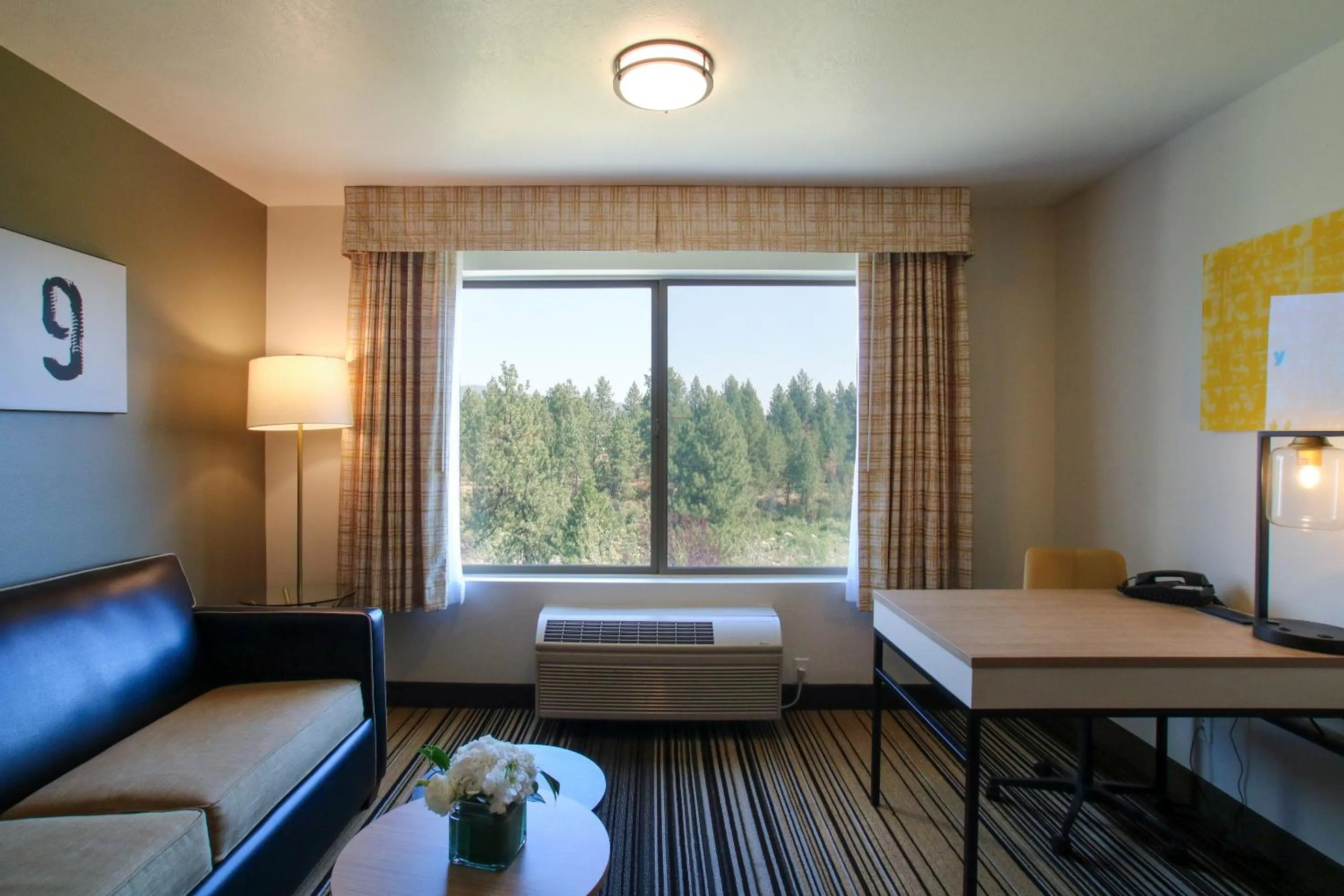 Seating area, Bed in Oxford Suites Spokane Valley