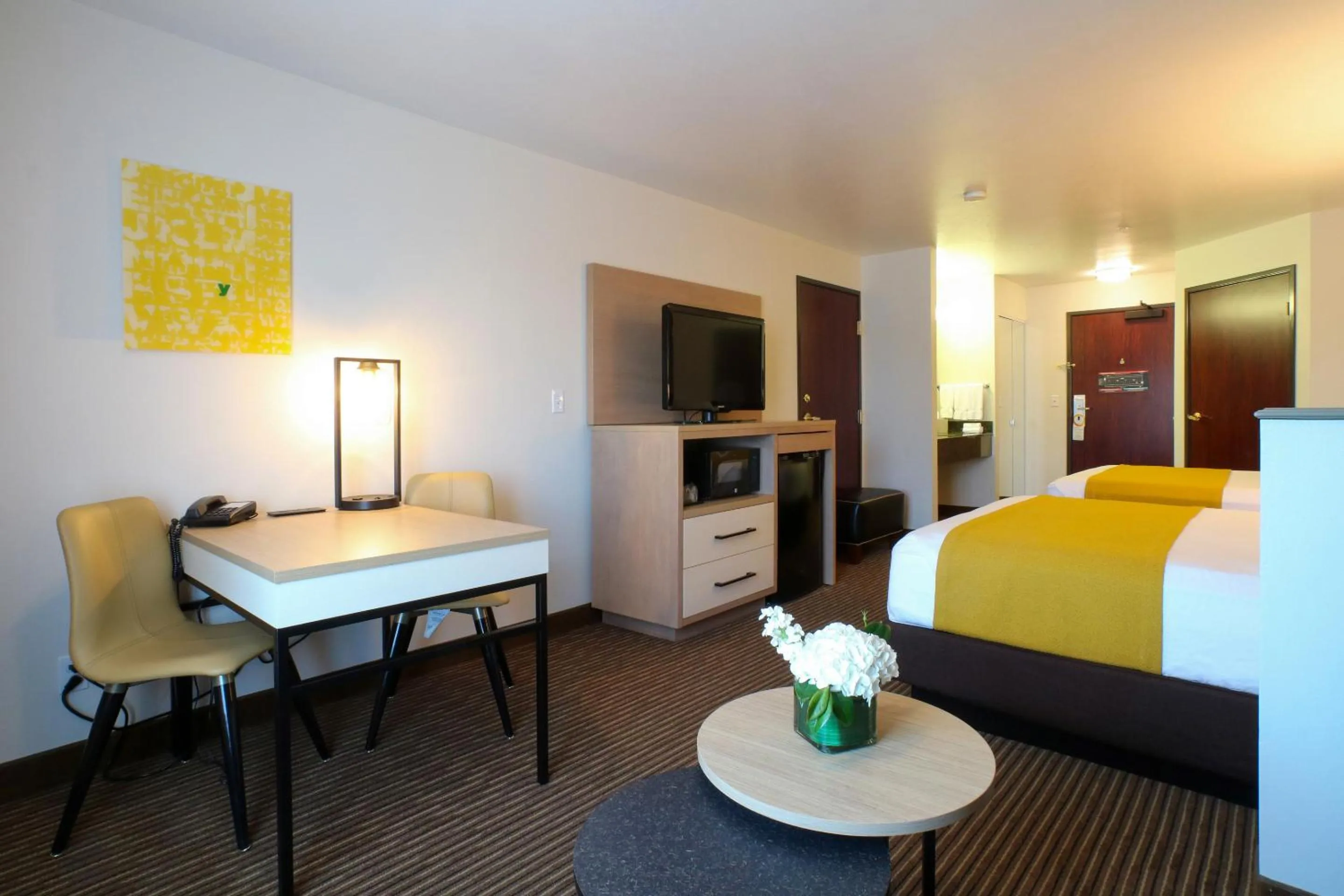 TV and multimedia, Bed in Oxford Suites Spokane Valley