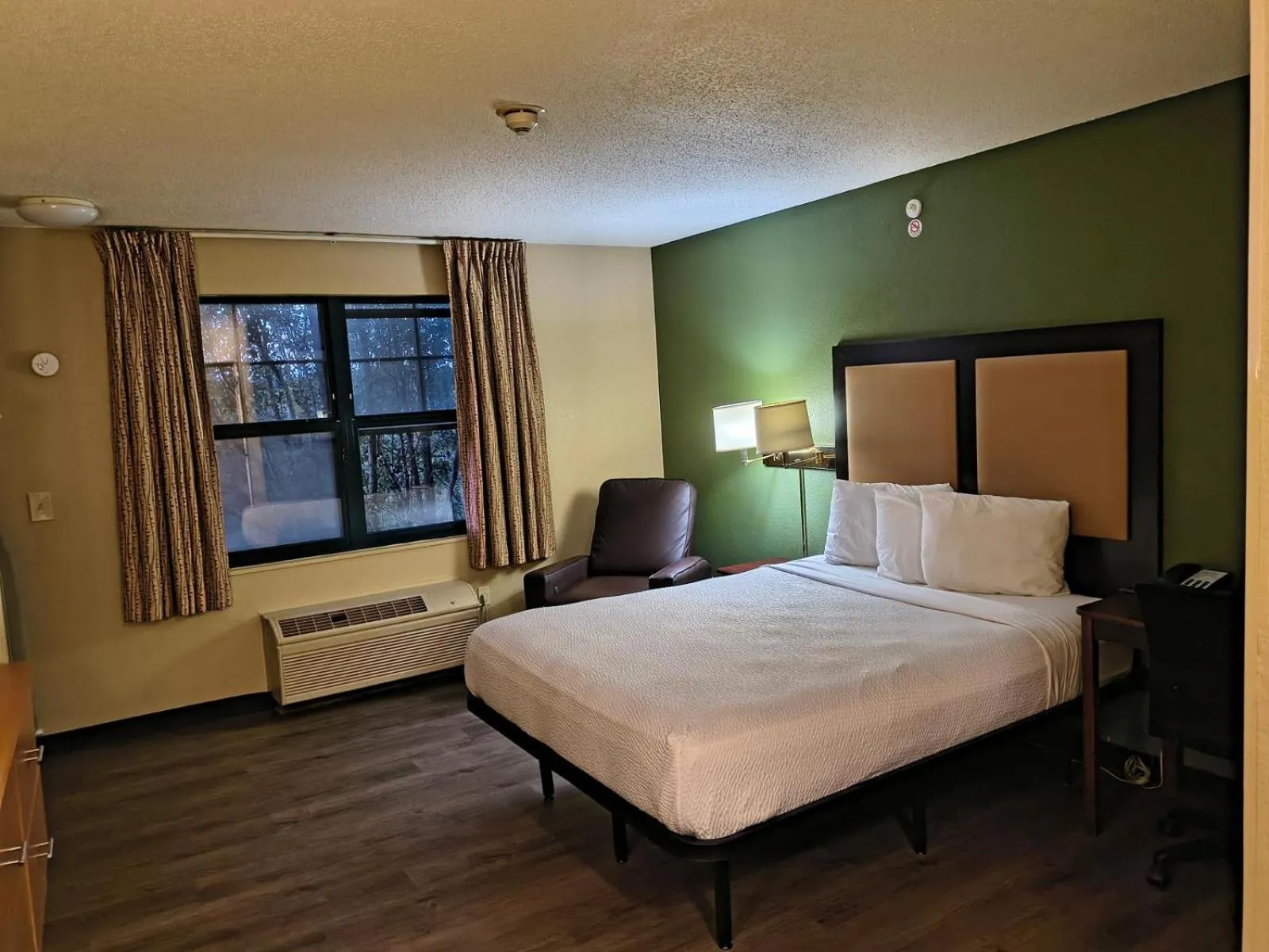 Bed in Extended Stay America Suites - Chicago - Schaumburg - I-90