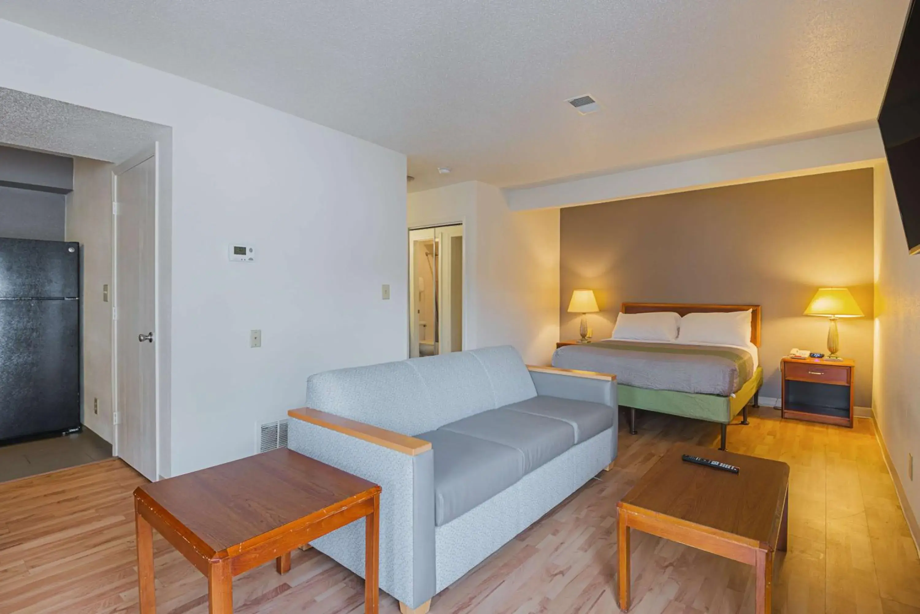 Queen Suite - Smoking in Studio 6-Greensboro, NC Queen Suite - Smoking in Studio 6-Greensboro, NC