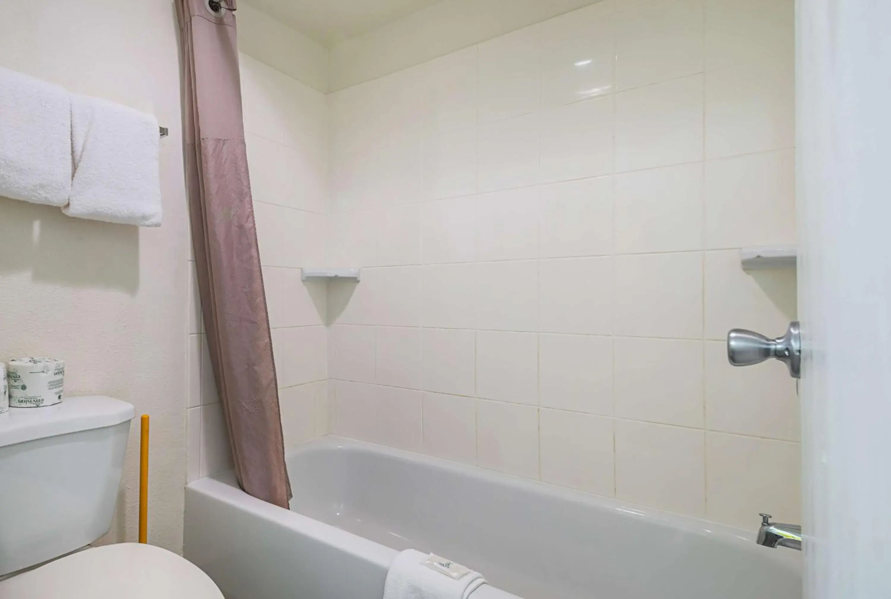 Queen Room - Smoking in Studio 6-Greensboro, NC Queen Room - Smoking in Studio 6-Greensboro, NC