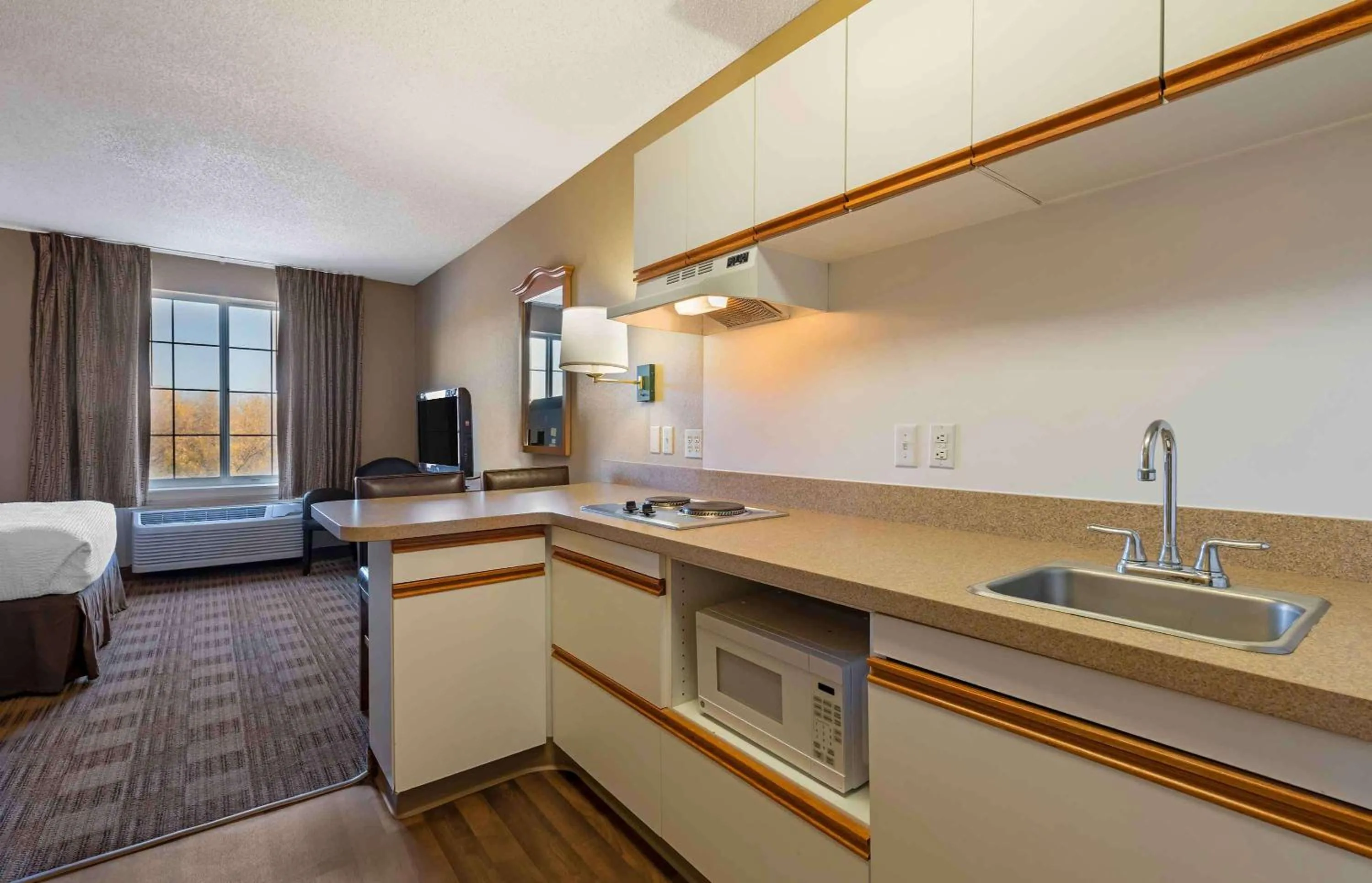 Kitchen or kitchenette, Bed in Extended Stay America Suites - Minneapolis - Airport - Eagan - North