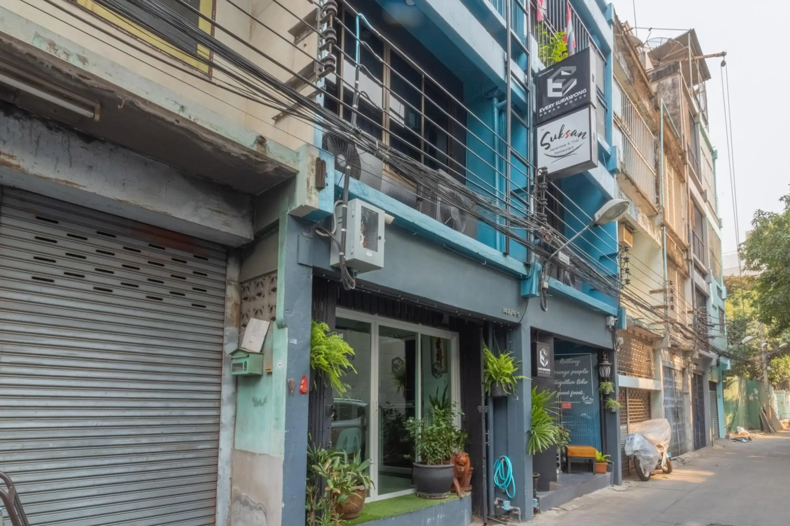 Facade/entrance in Every Surawong Facade/entrance in Every Surawong