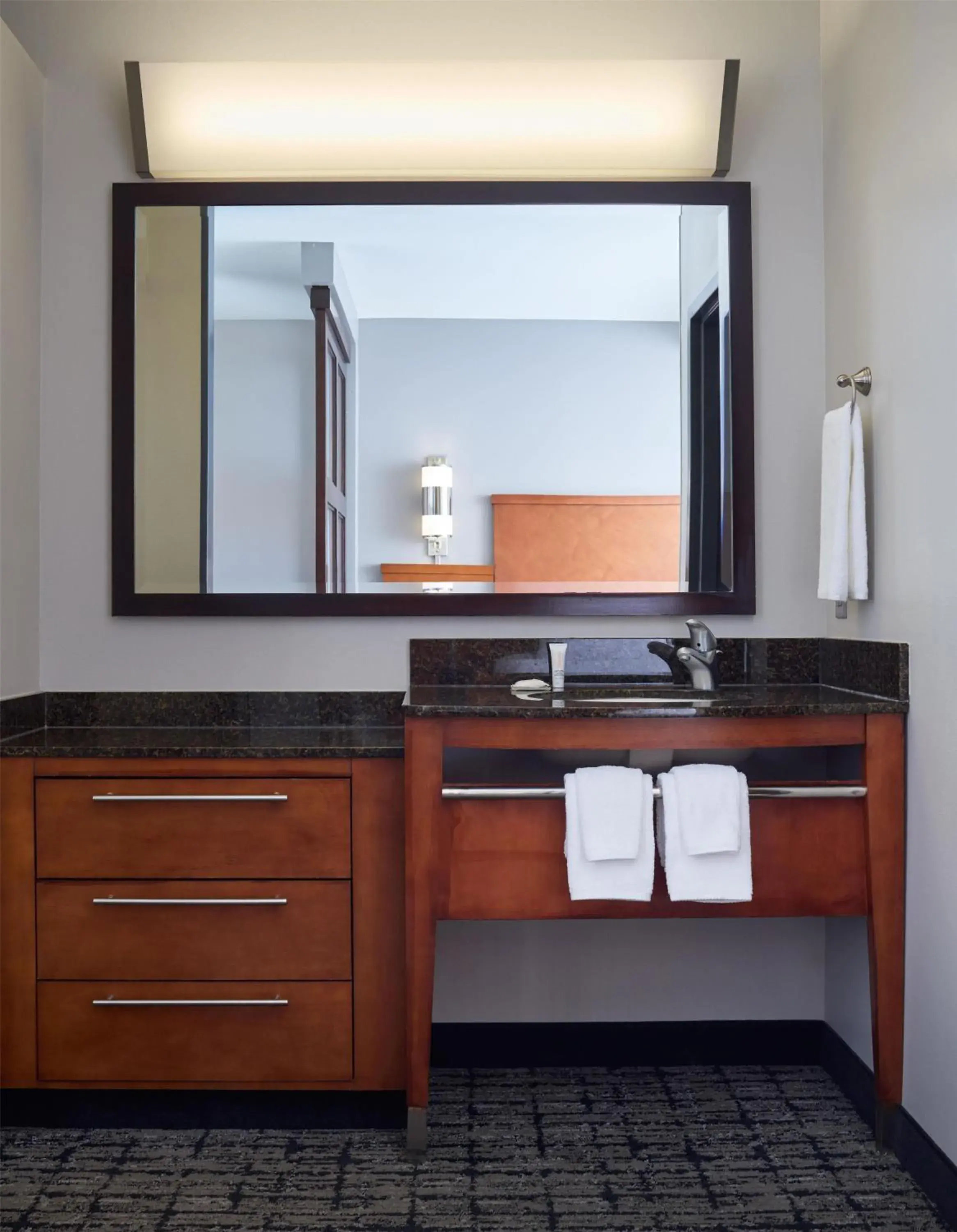Bathroom in Hyatt Place Salt Lake City Downtown / The Gateway Bathroom in Hyatt Place Salt Lake City Downtown / The Gateway