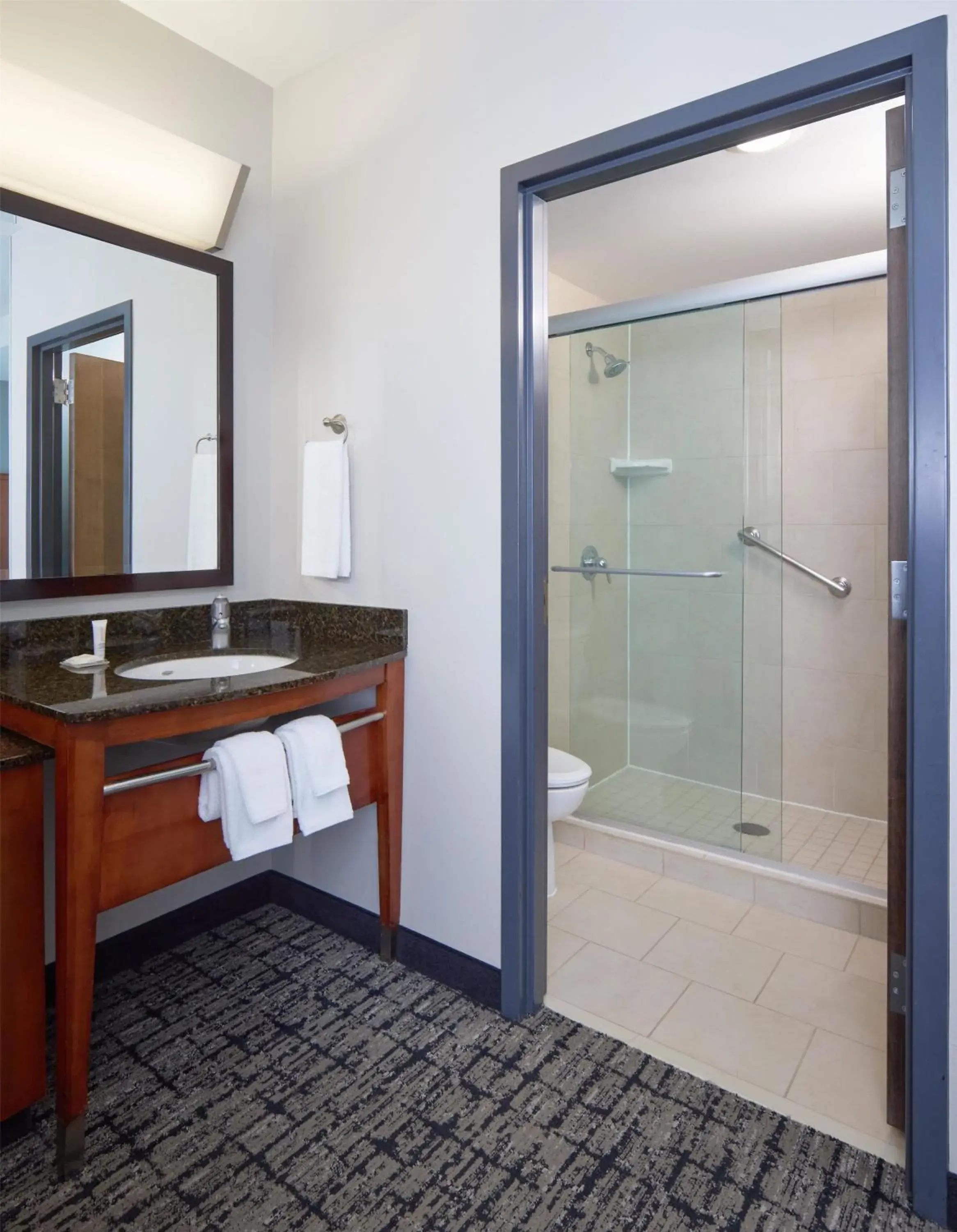 Bathroom in Hyatt Place Salt Lake City Downtown / The Gateway Bathroom in Hyatt Place Salt Lake City Downtown / The Gateway