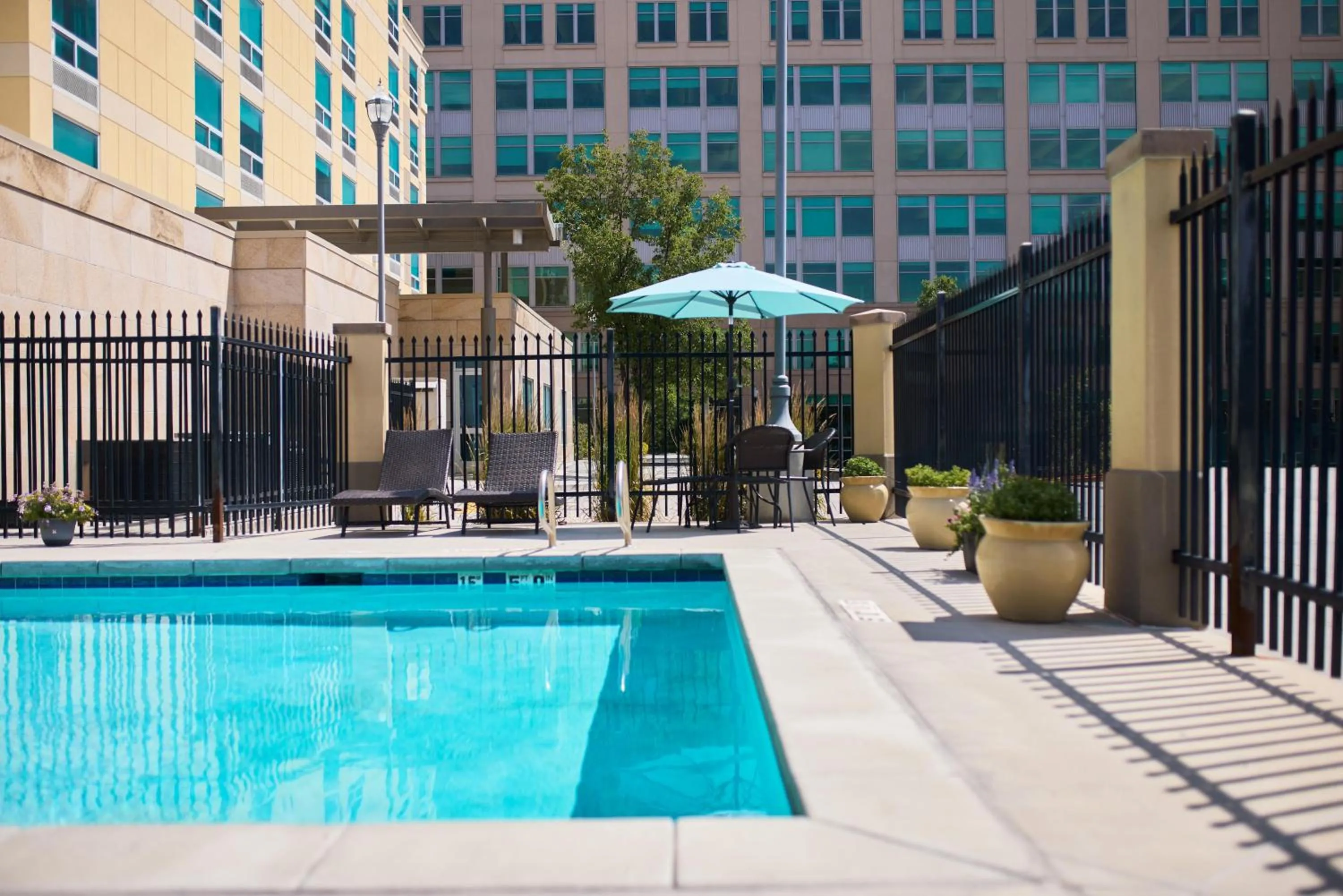 Swimming pool in Hyatt Place Salt Lake City Downtown / The Gateway