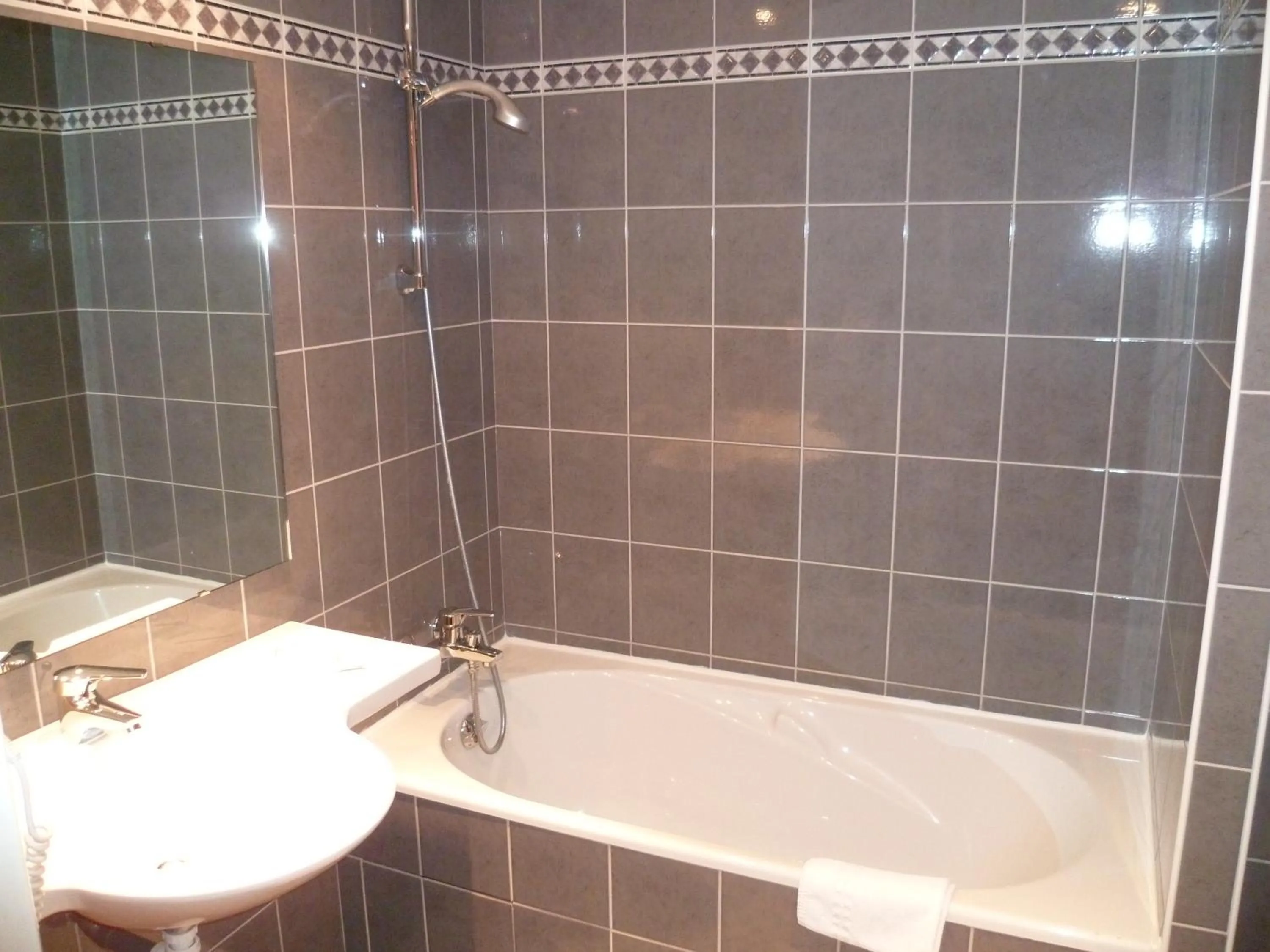 Shower in Hôtel Gloria & Avenue