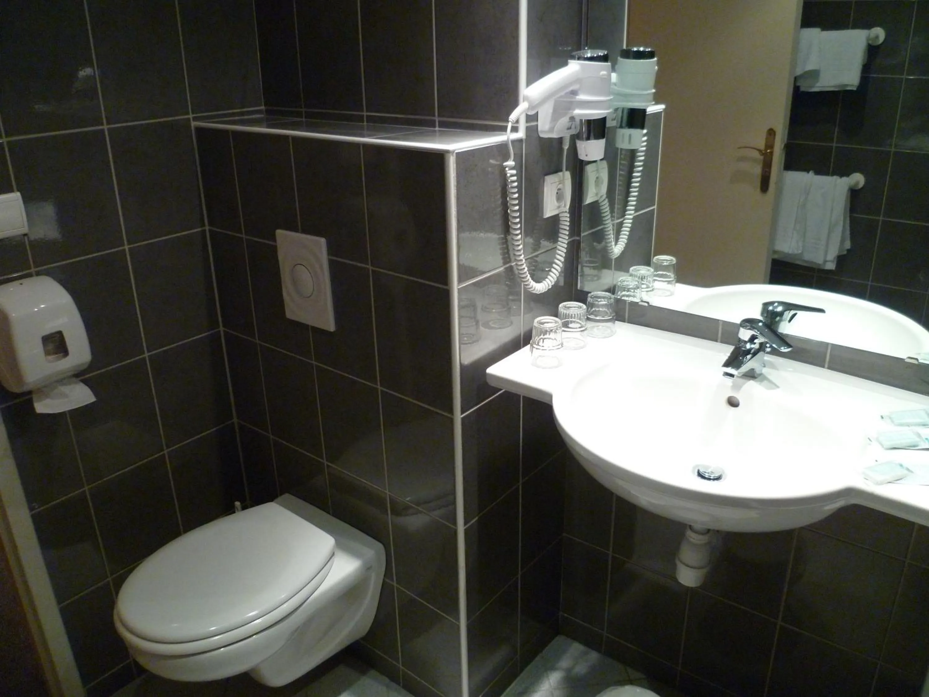 Shower in Hôtel Gloria & Avenue