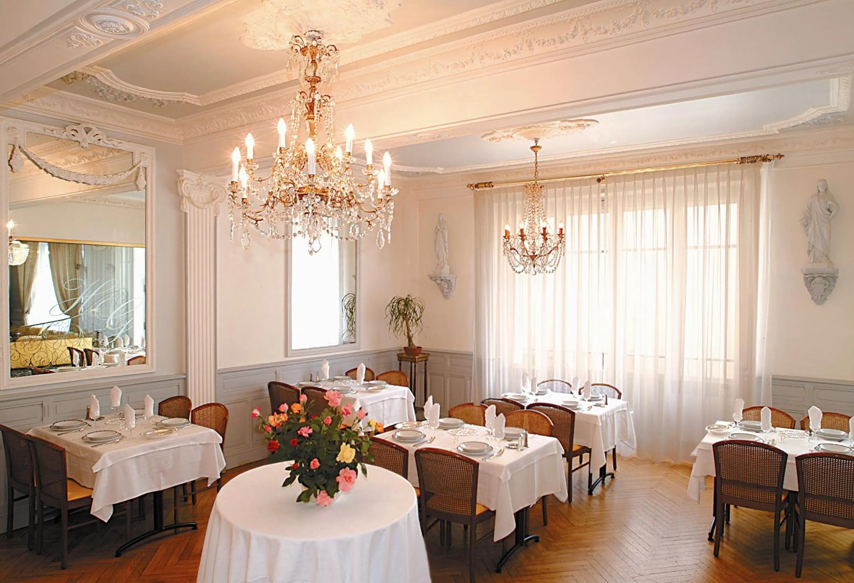 Restaurant/places to eat in Hôtel Gloria & Avenue