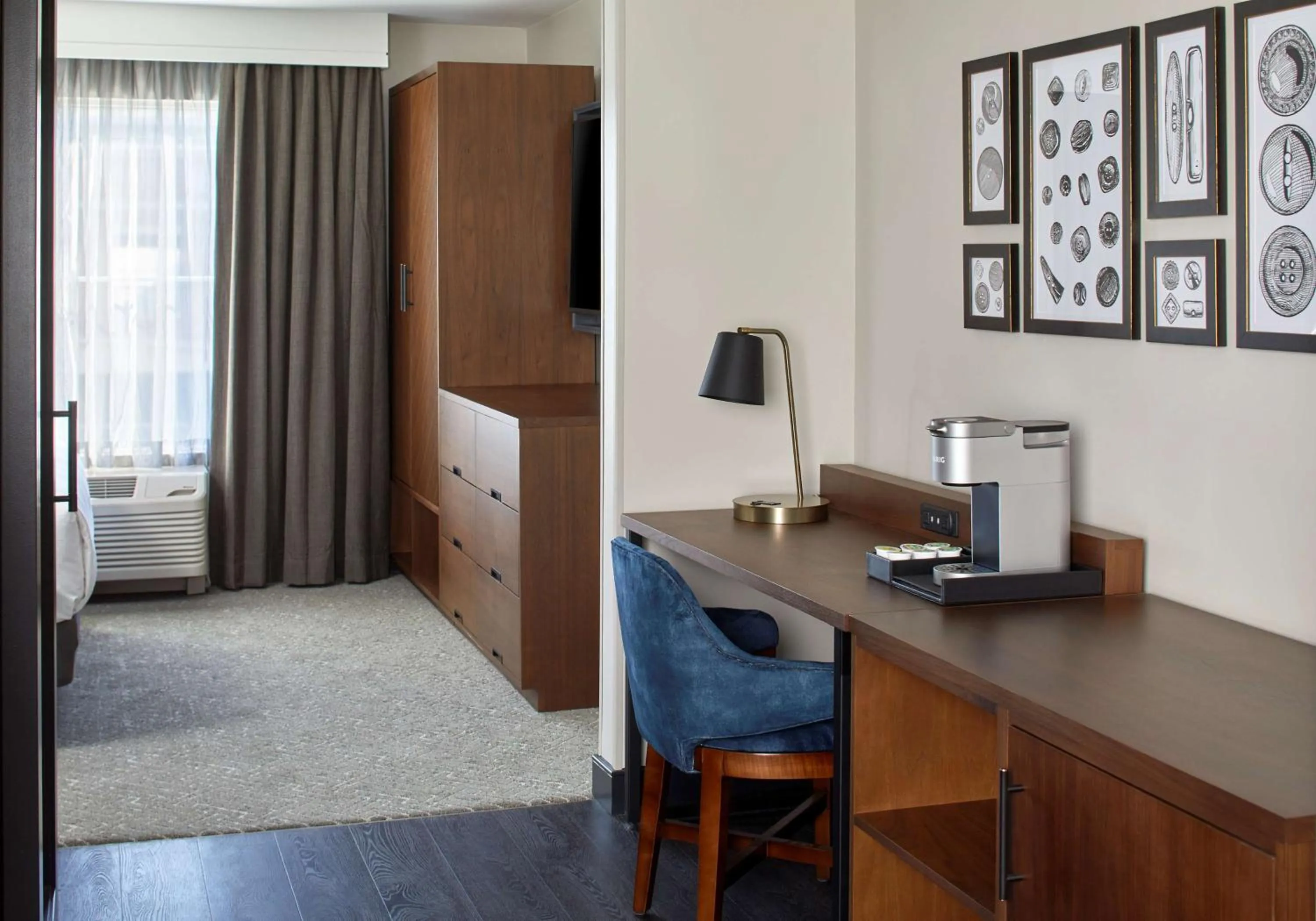 Bedroom, Bed in Cumberland House Knoxville, Tapestry Collection by Hilton