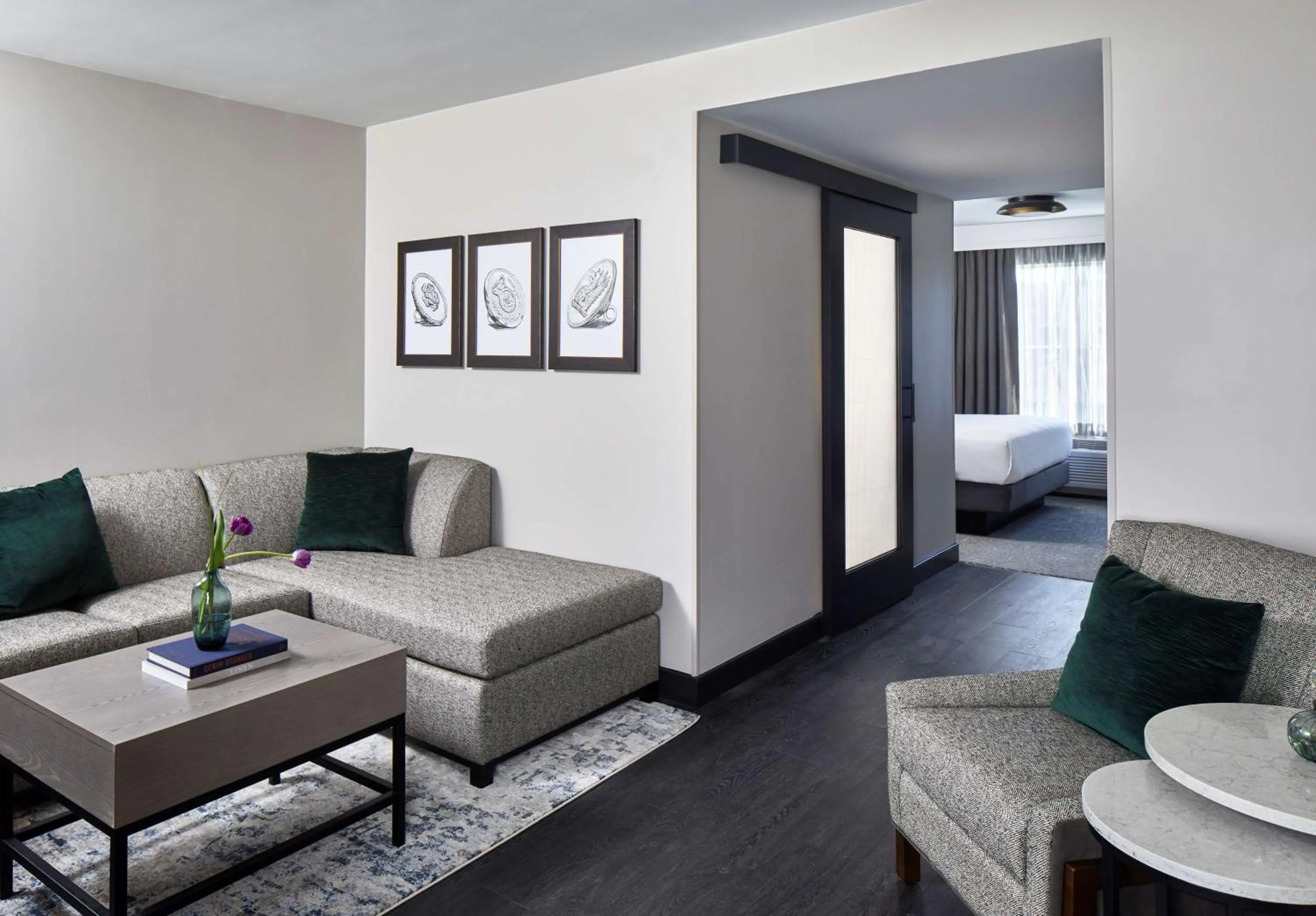 Living room, Bed in Cumberland House Knoxville, Tapestry Collection by Hilton