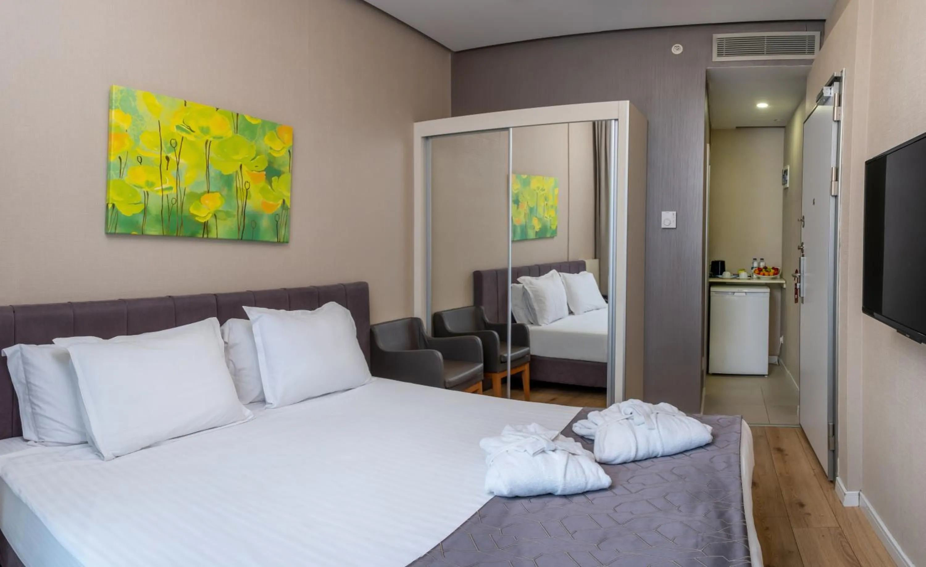 Photo of the whole room, Bed in Elm Suite Hotel