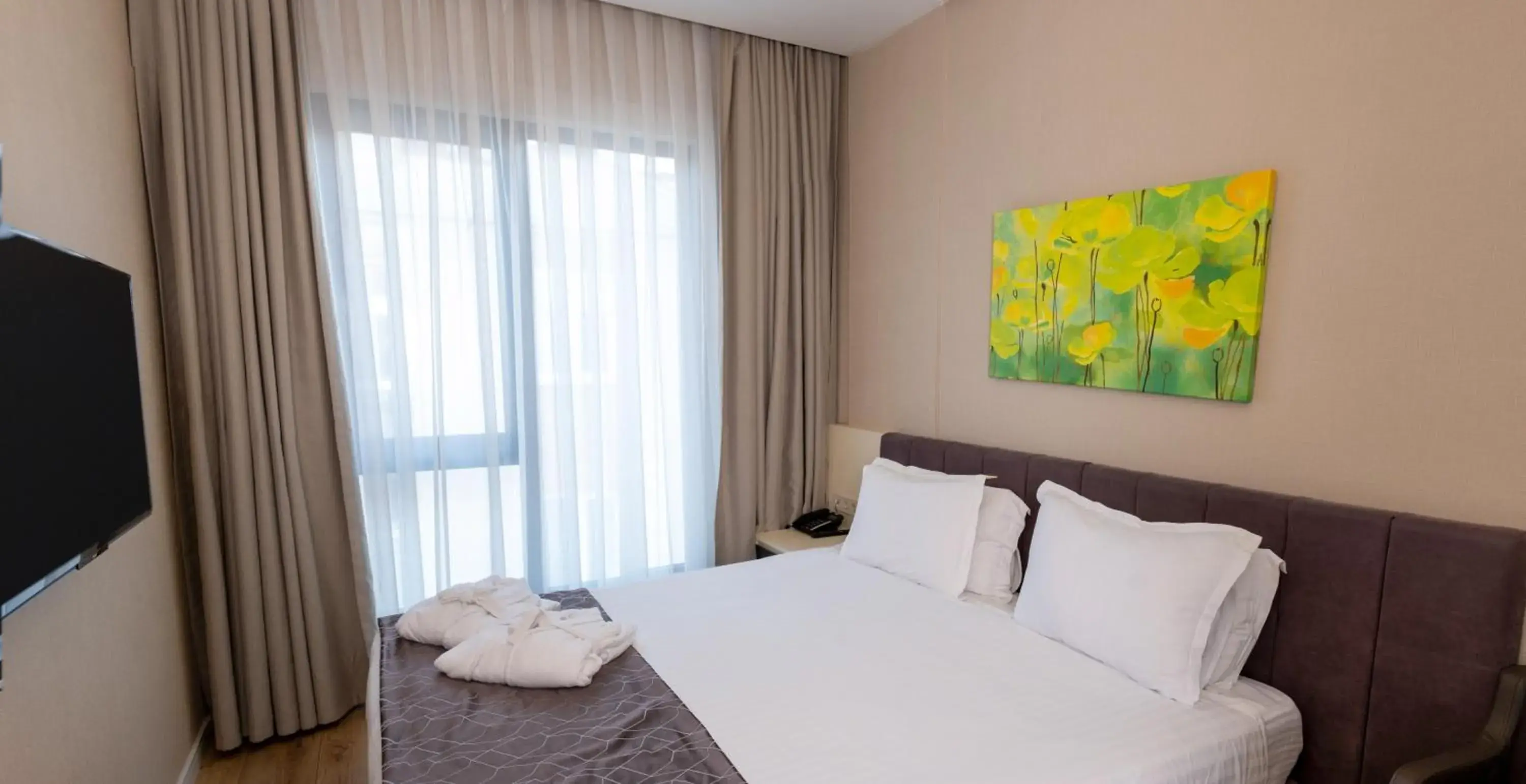 Photo of the whole room, Bed in Elm Suite Hotel Photo of the whole room, Bed in Elm Suite Hotel