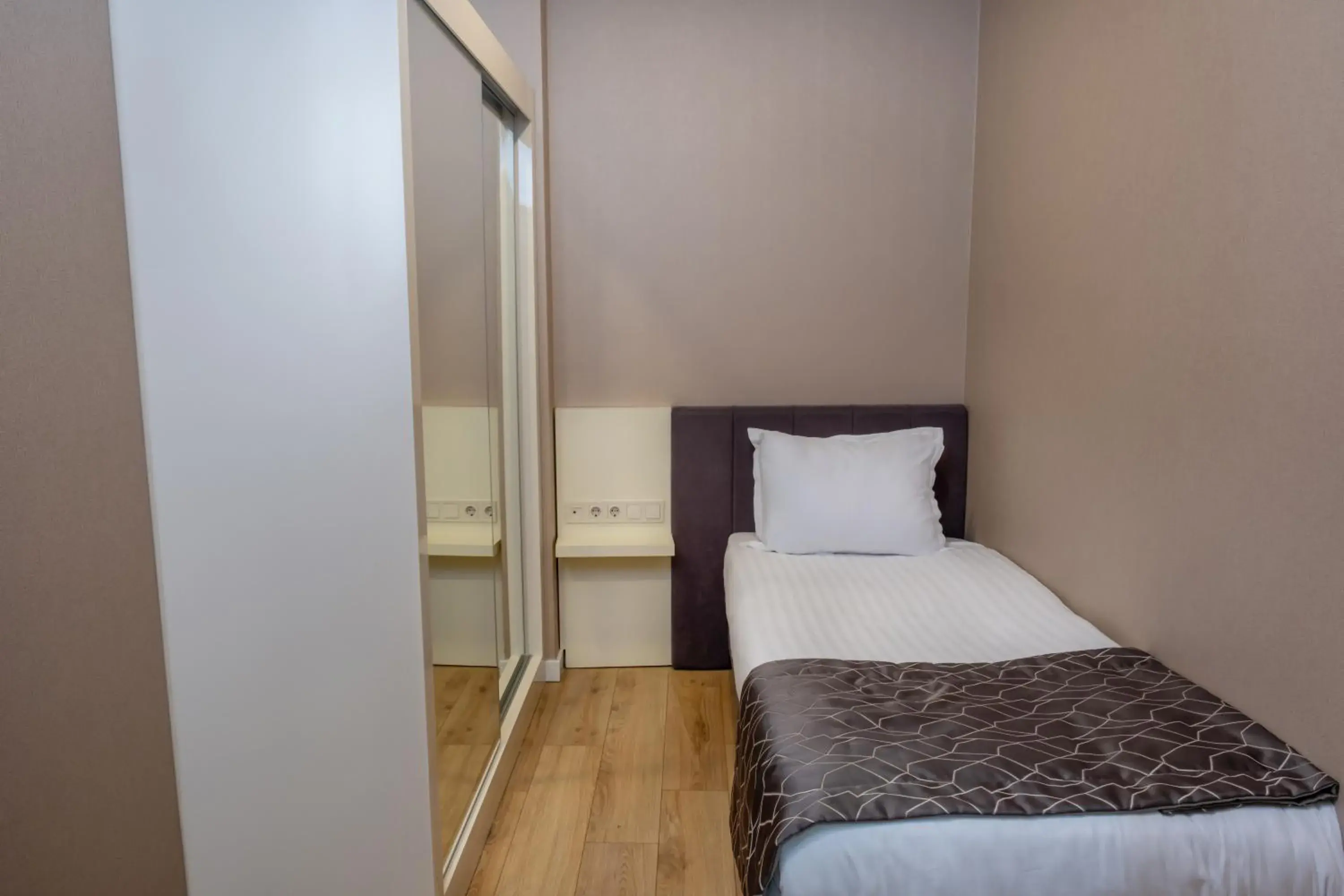 Photo of the whole room, Bed in Elm Suite Hotel Photo of the whole room, Bed in Elm Suite Hotel