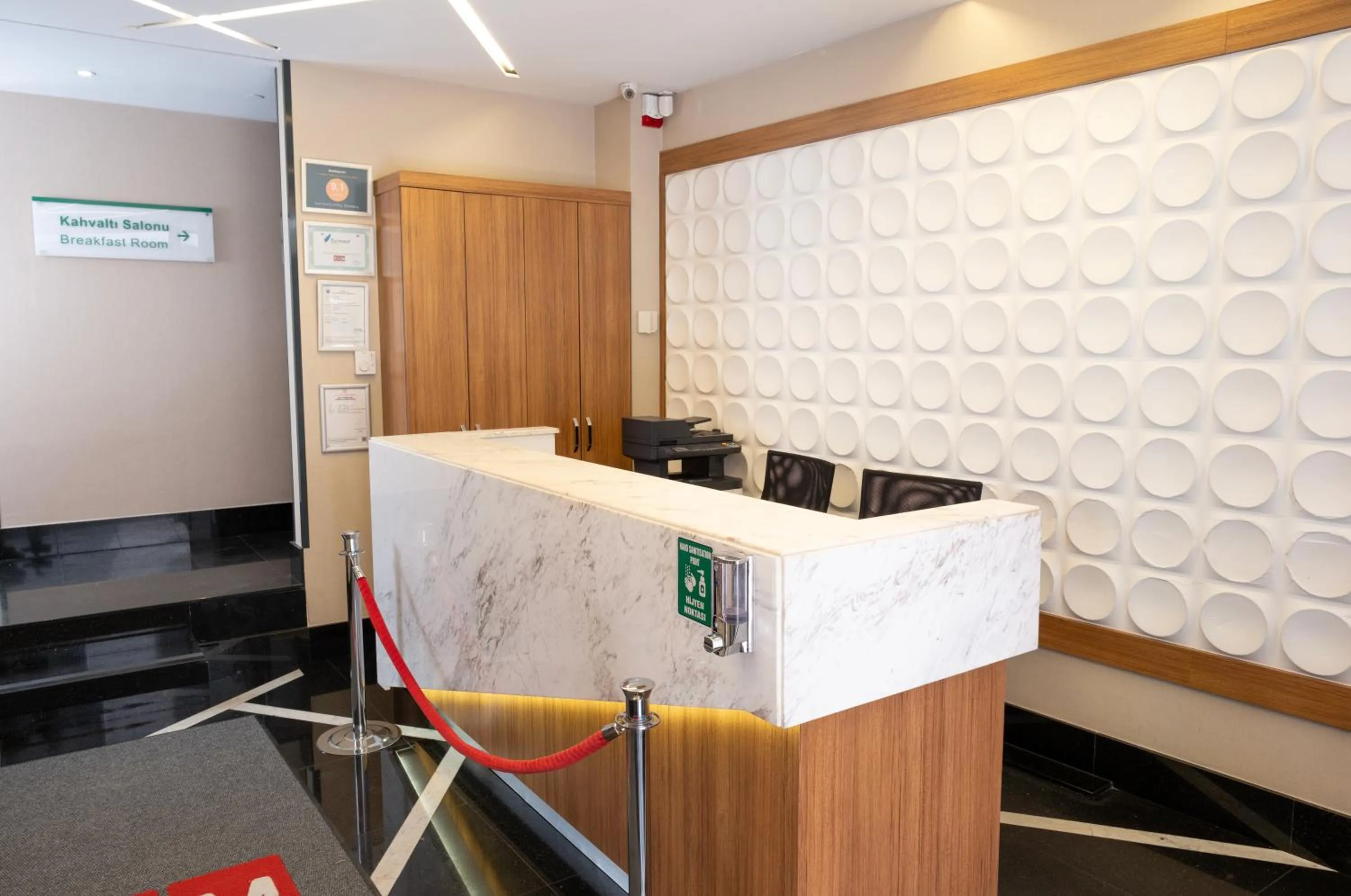 Lobby or reception in Elm Suite Hotel