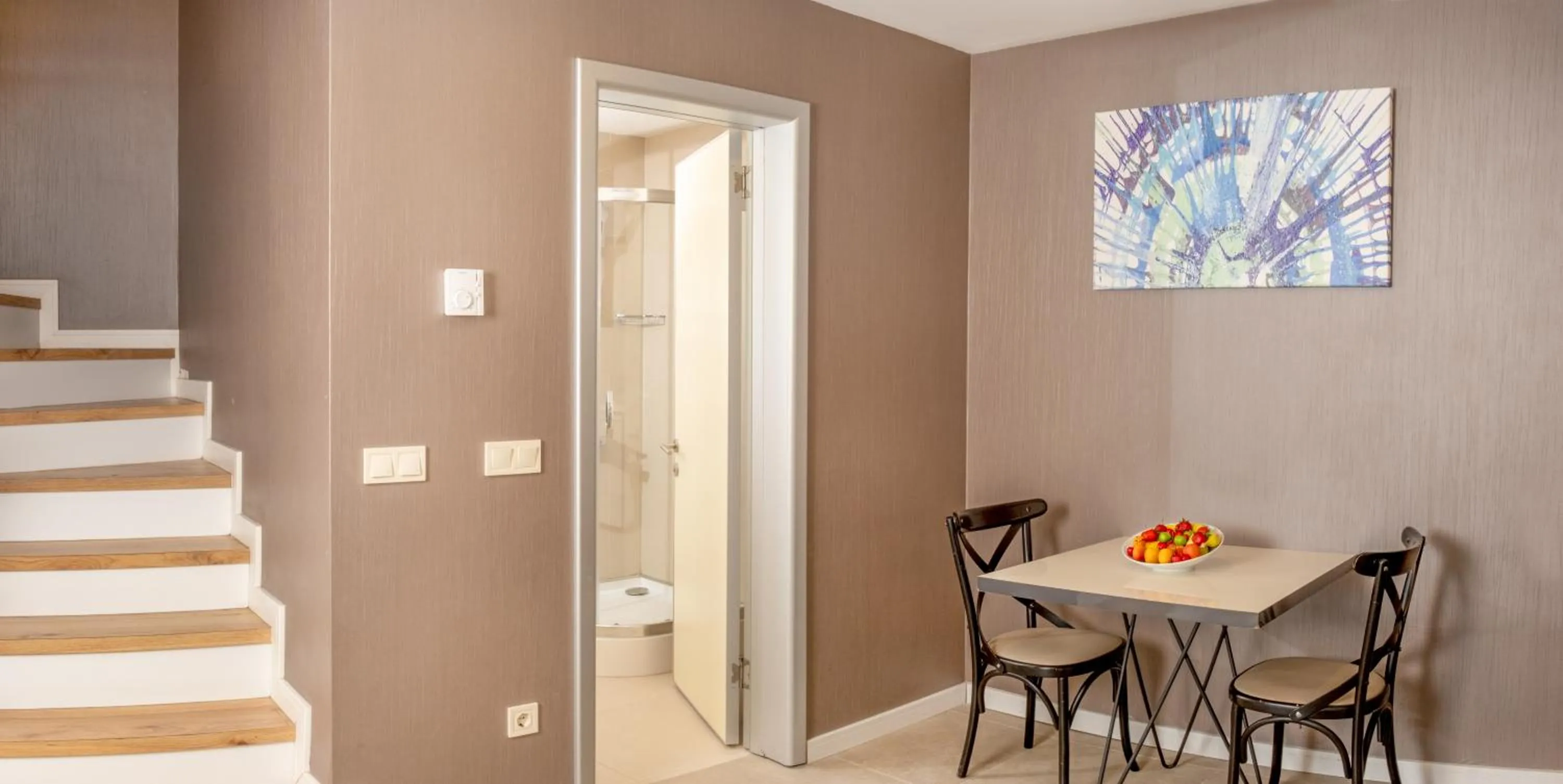 Seating area in Elm Suite Hotel