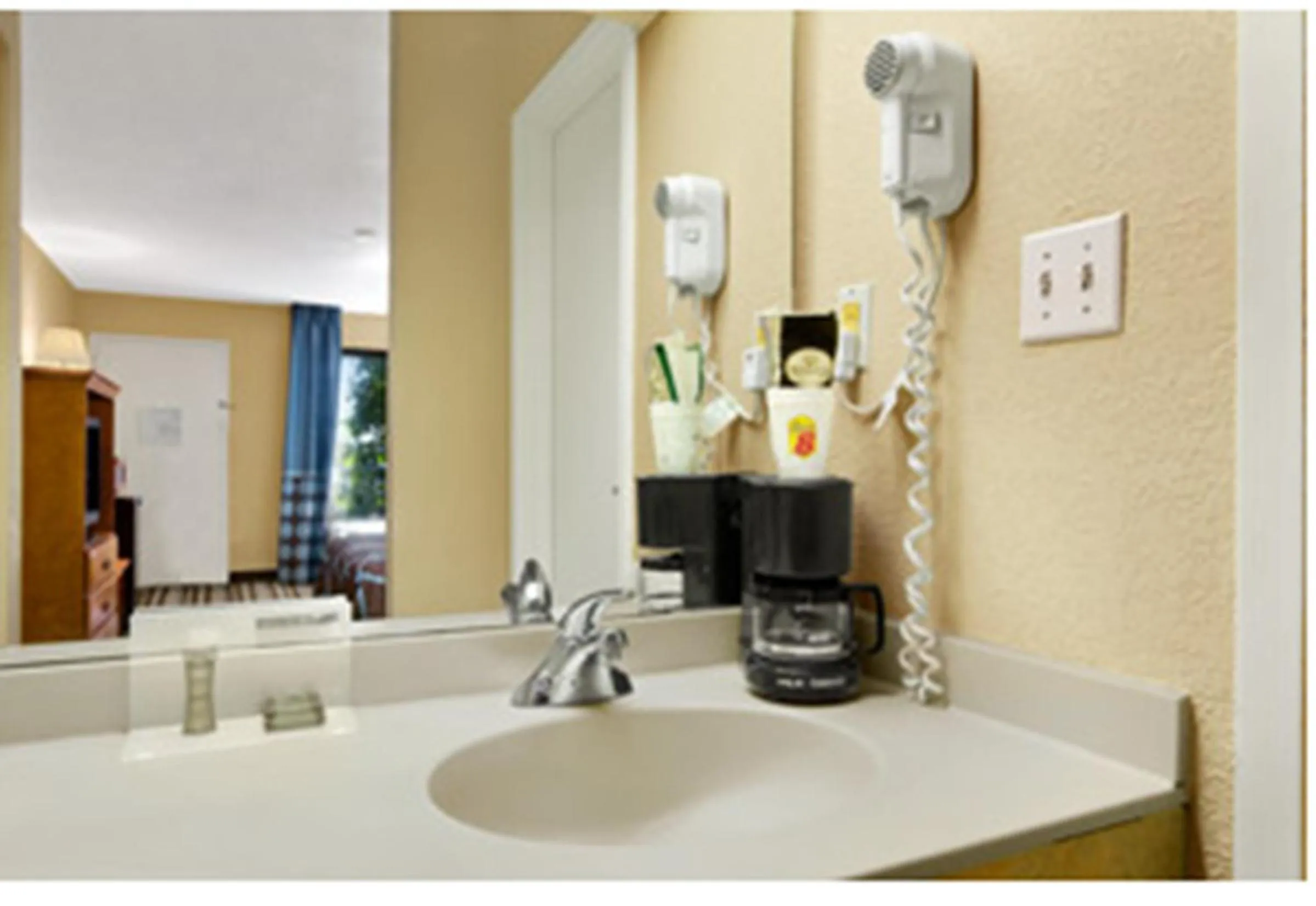 Bathroom in Super 8 by Wyndham Oxford