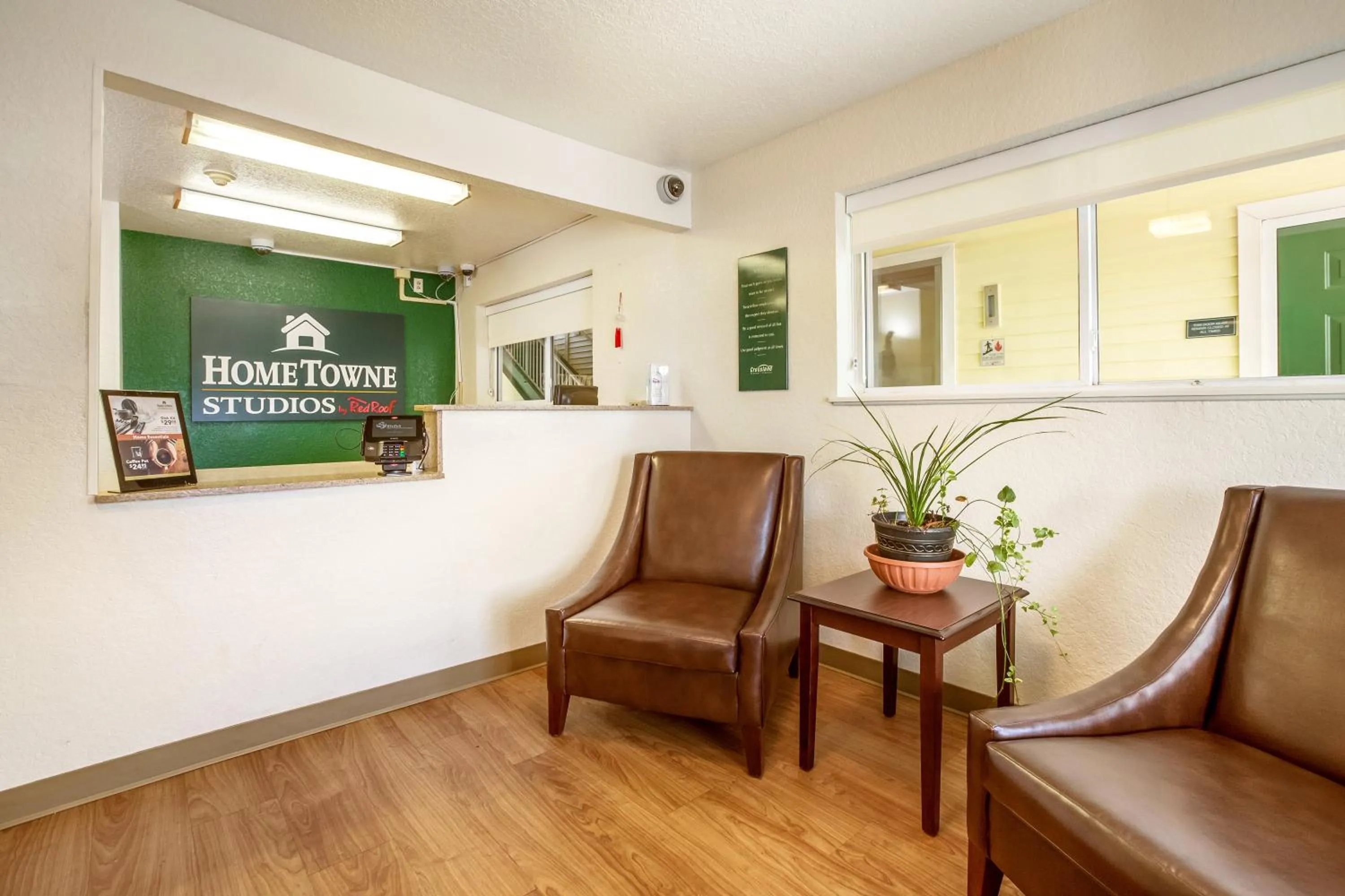 Lobby or reception in HomeTowne Studios by Red Roof Philadelphia - Maple Shade, NJ