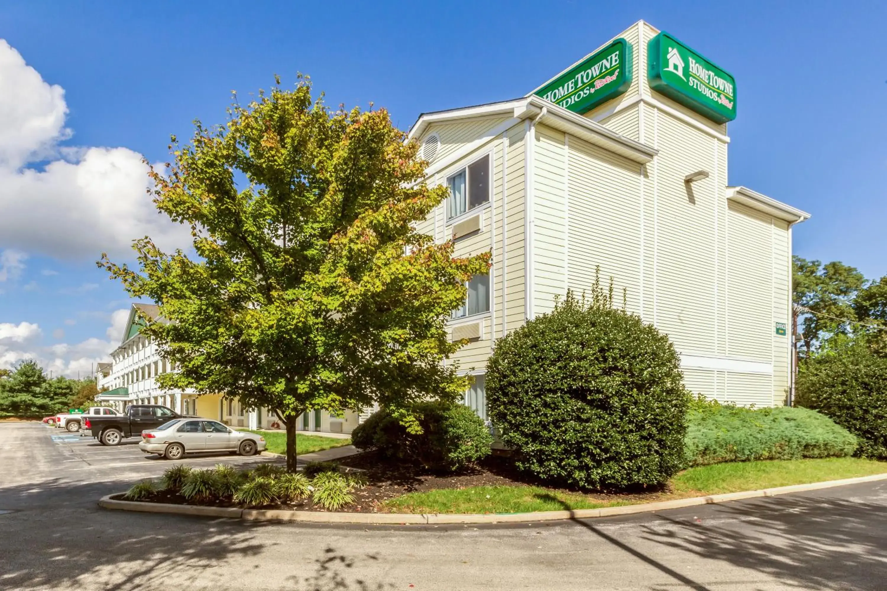 Property building in HomeTowne Studios by Red Roof Philadelphia - Maple Shade, NJ Property building in HomeTowne Studios by Red Roof Philadelphia - Maple Shade, NJ