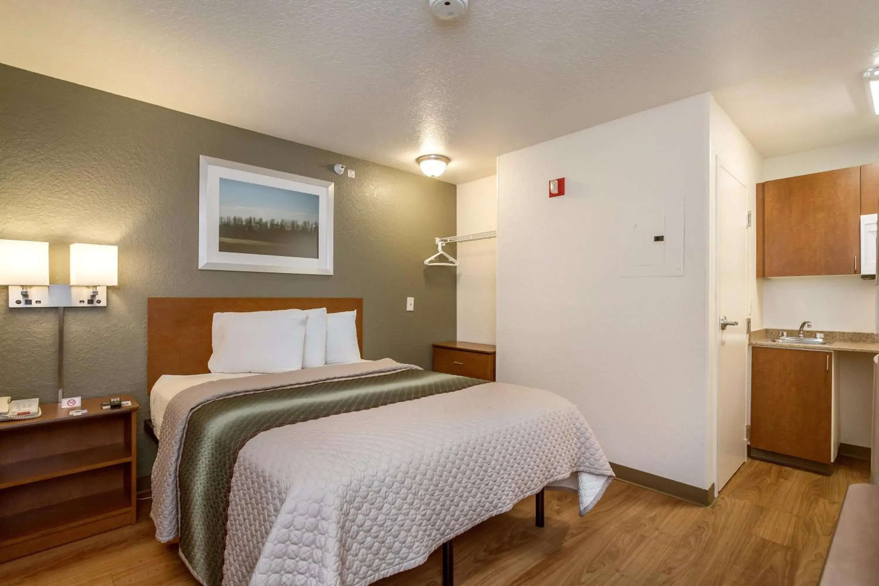 Photo of the whole room, Bed in HomeTowne Studios by Red Roof Philadelphia - Maple Shade, NJ Photo of the whole room, Bed in HomeTowne Studios by Red Roof Philadelphia - Maple Shade, NJ