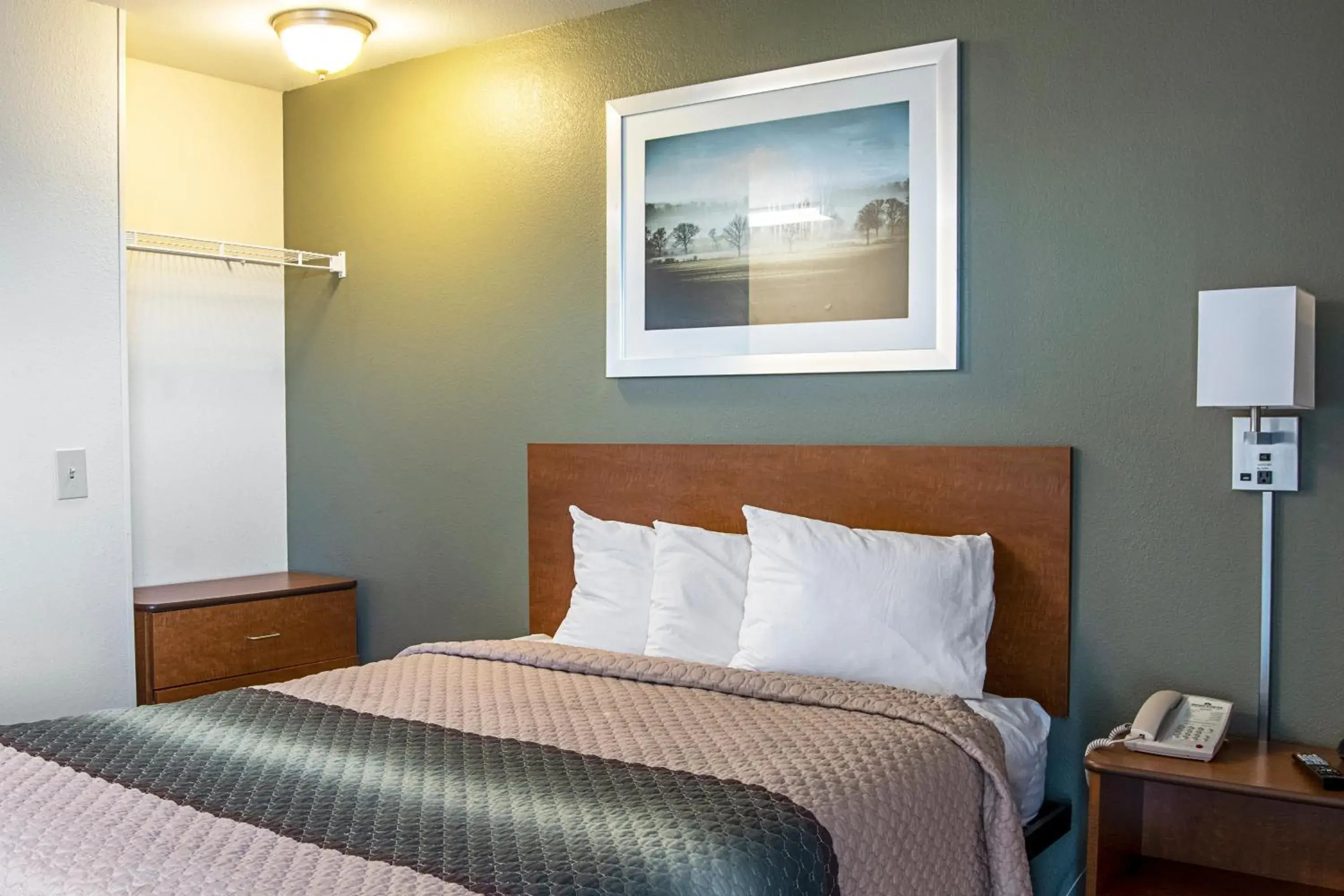 Studio Queen Room Non-Smoking in HomeTowne Studios by Red Roof Salem, OR Studio Queen Room Non-Smoking in HomeTowne Studios by Red Roof Salem, OR