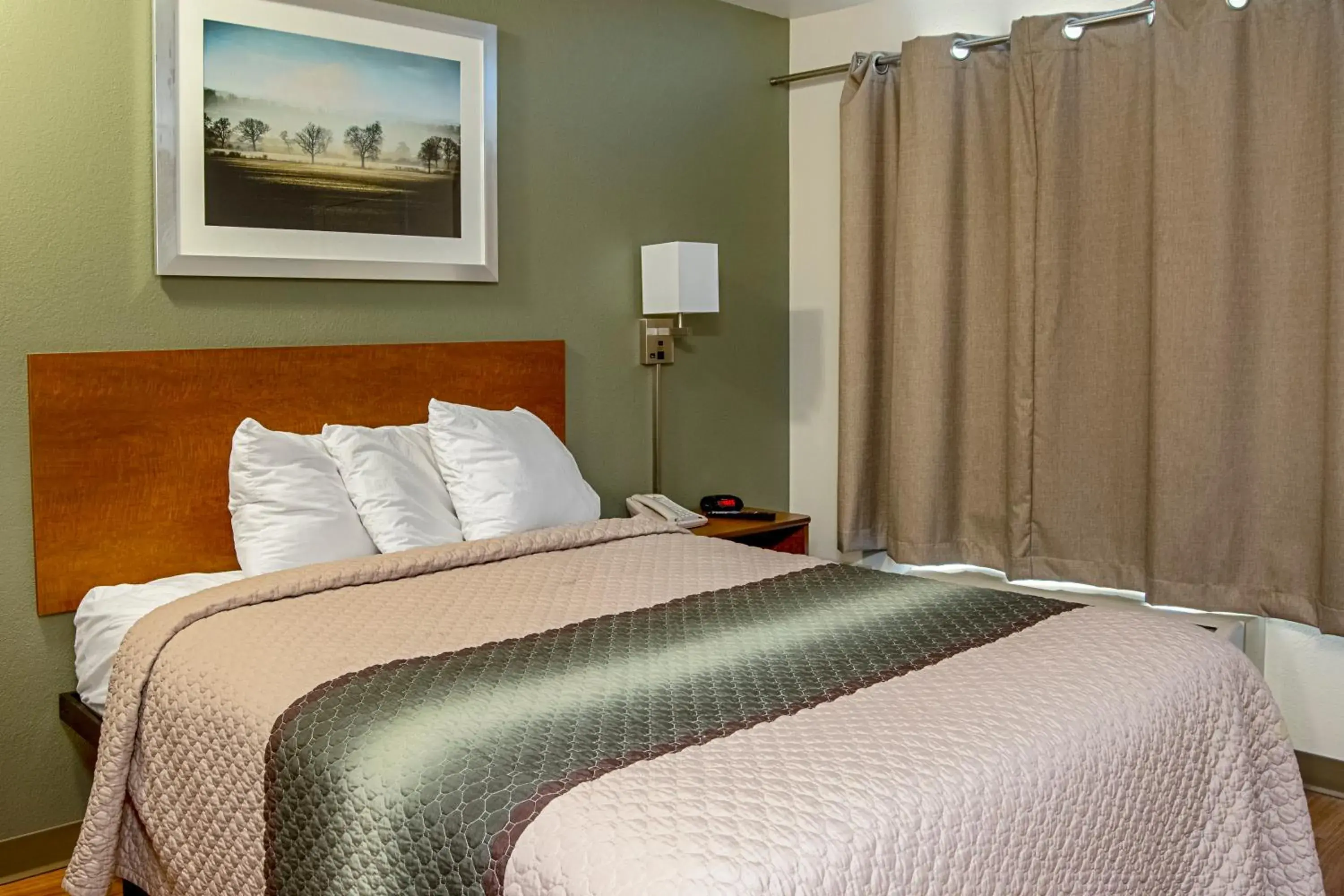 Studio Queen Room Disability Access Non-Smoking in HomeTowne Studios by Red Roof Salem, OR Studio Queen Room Disability Access Non-Smoking in HomeTowne Studios by Red Roof Salem, OR