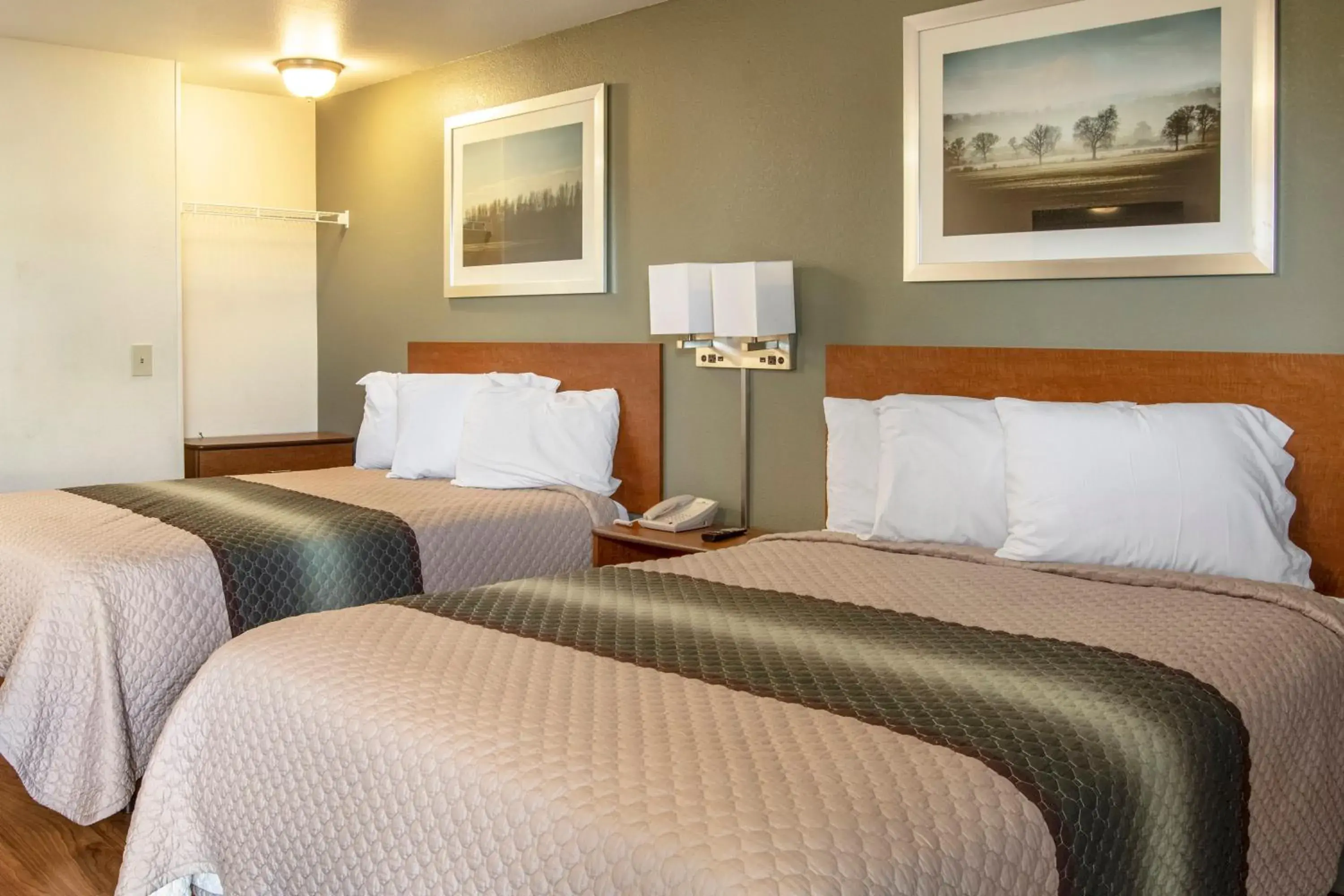 Photo of the whole room, Bed in HomeTowne Studios by Red Roof Salem, OR Photo of the whole room, Bed in HomeTowne Studios by Red Roof Salem, OR