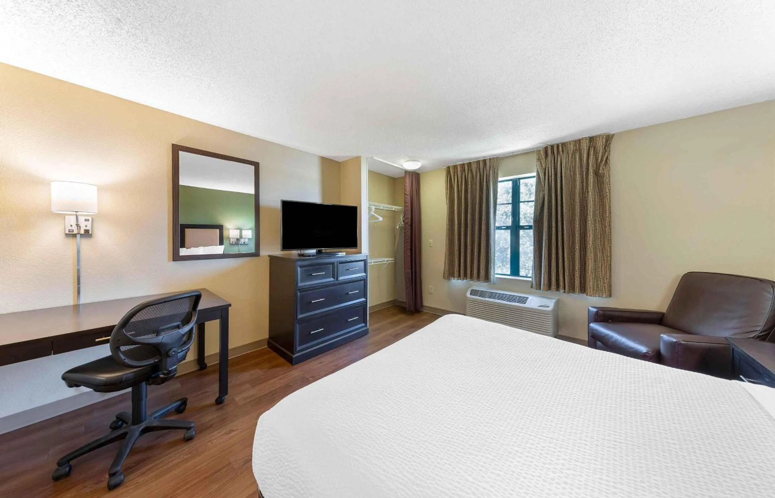 Bedroom, Bed in Extended Stay America Suites - Philadelphia - Plymouth Meeting - East