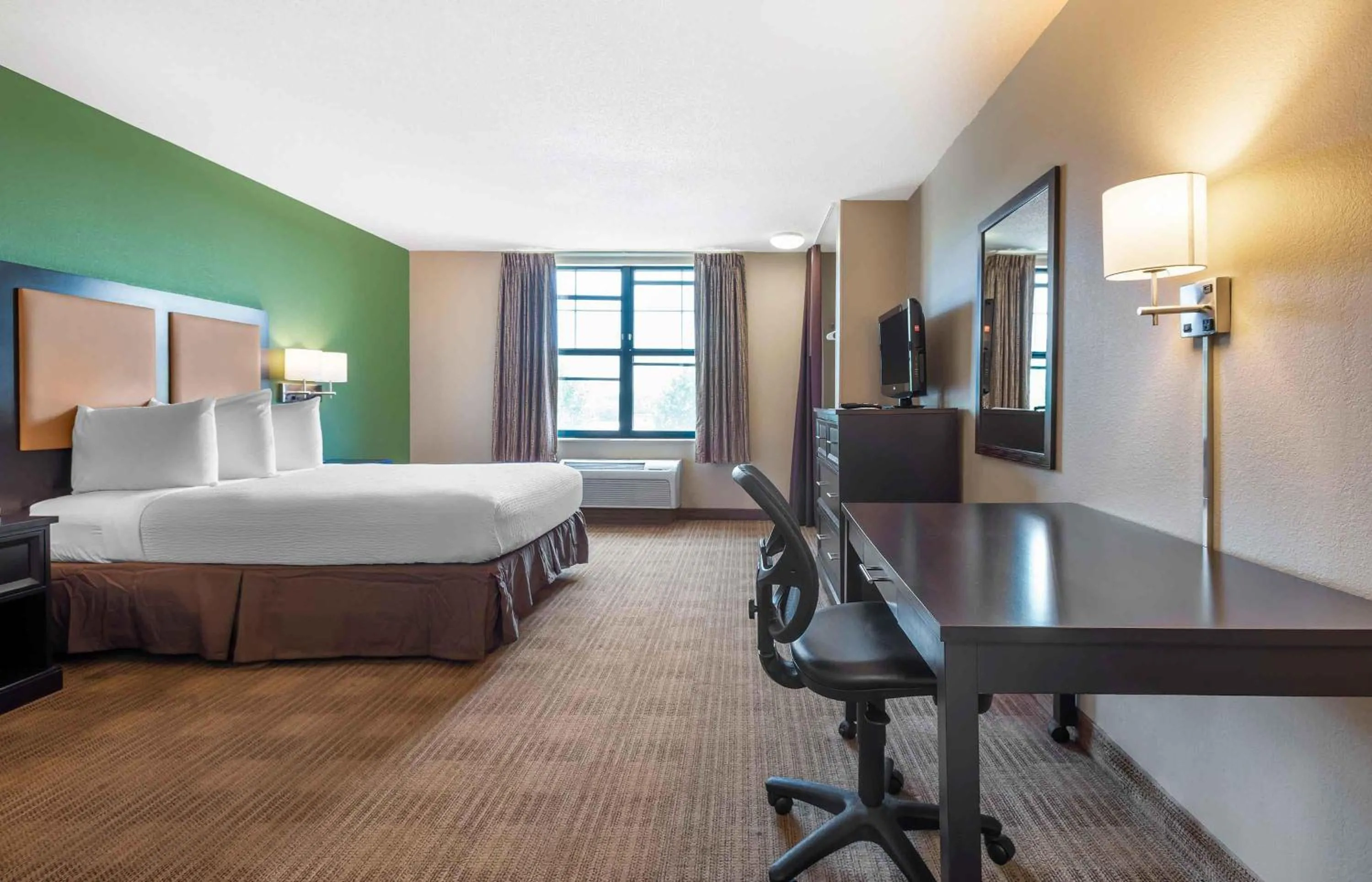 Bedroom, Bed in Extended Stay America Suites - Philadelphia - Plymouth Meeting - East