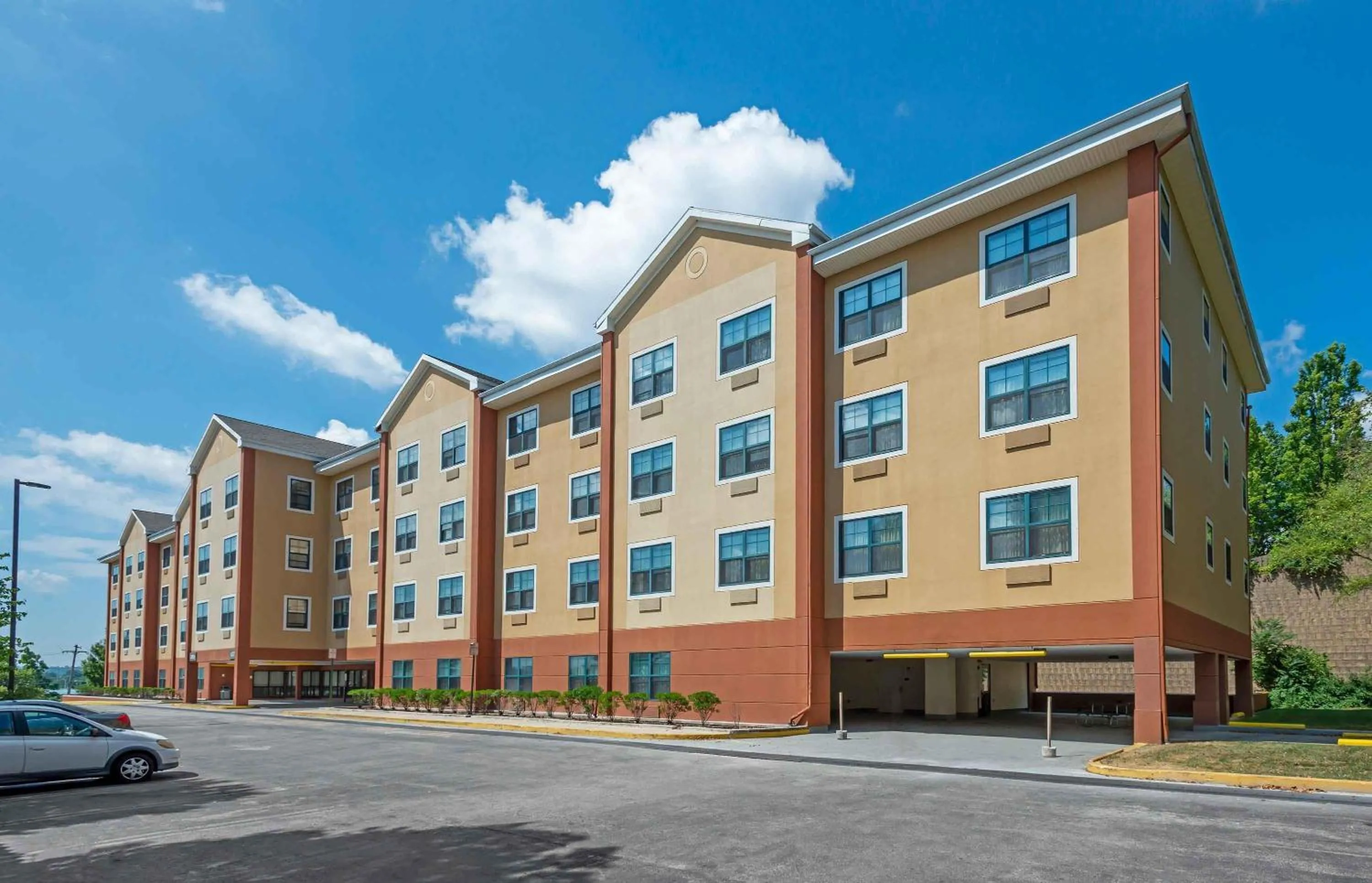 Property building in Extended Stay America Suites - Philadelphia - Plymouth Meeting - East