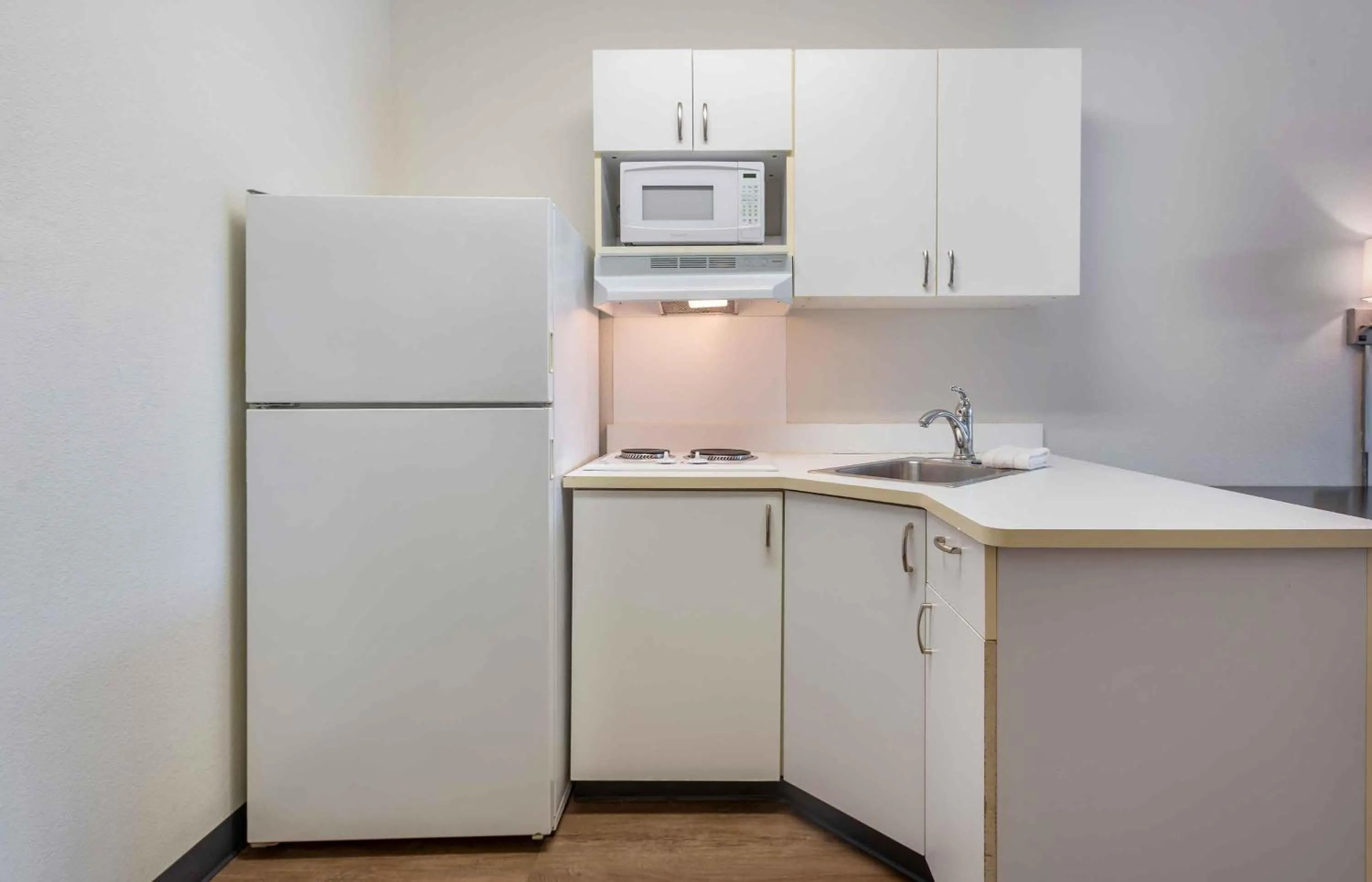 Kitchen or kitchenette in Extended Stay America Suites - Philadelphia - Plymouth Meeting - East