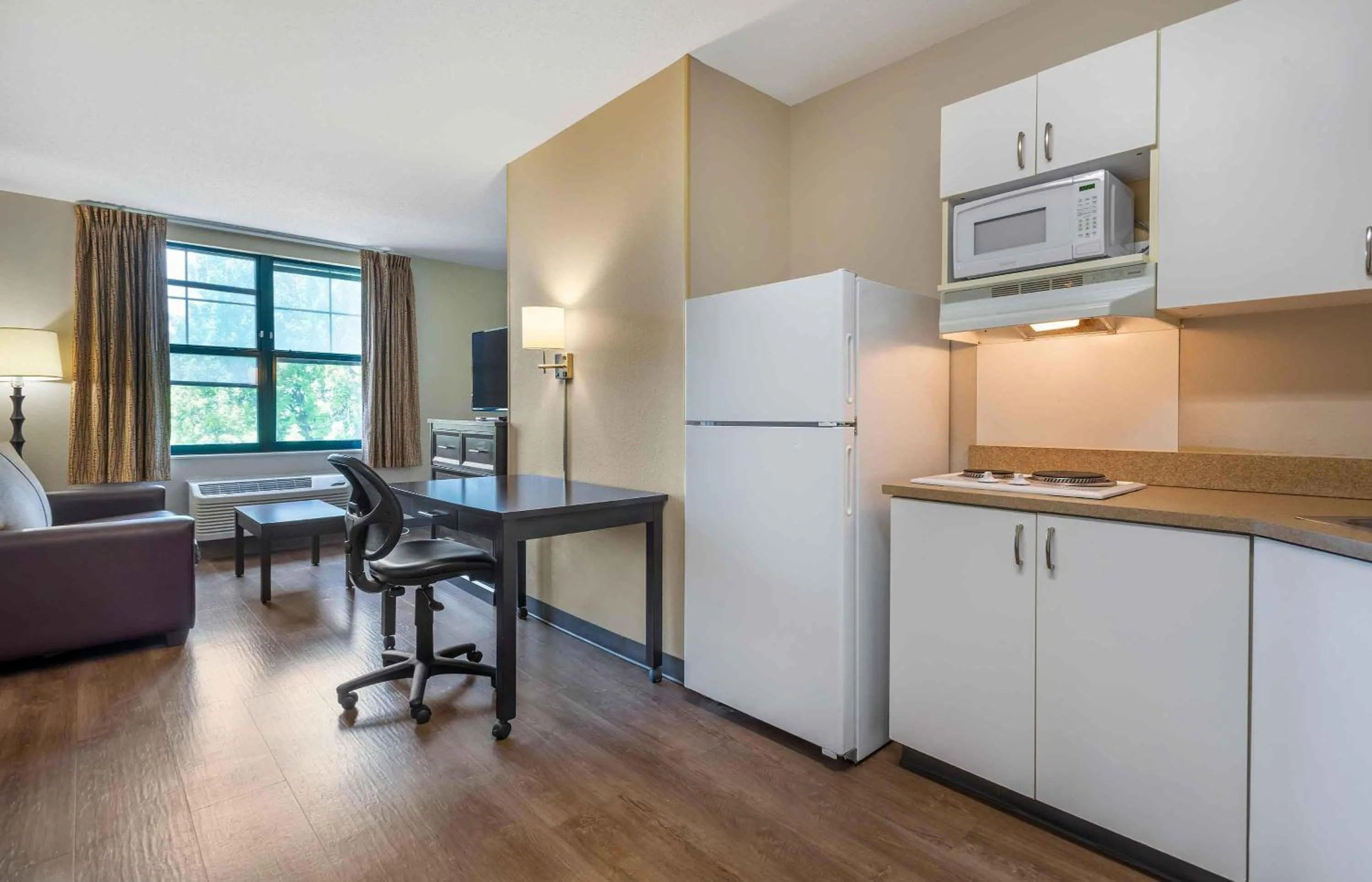 Kitchen or kitchenette in Extended Stay America Suites - Philadelphia - Plymouth Meeting - East
