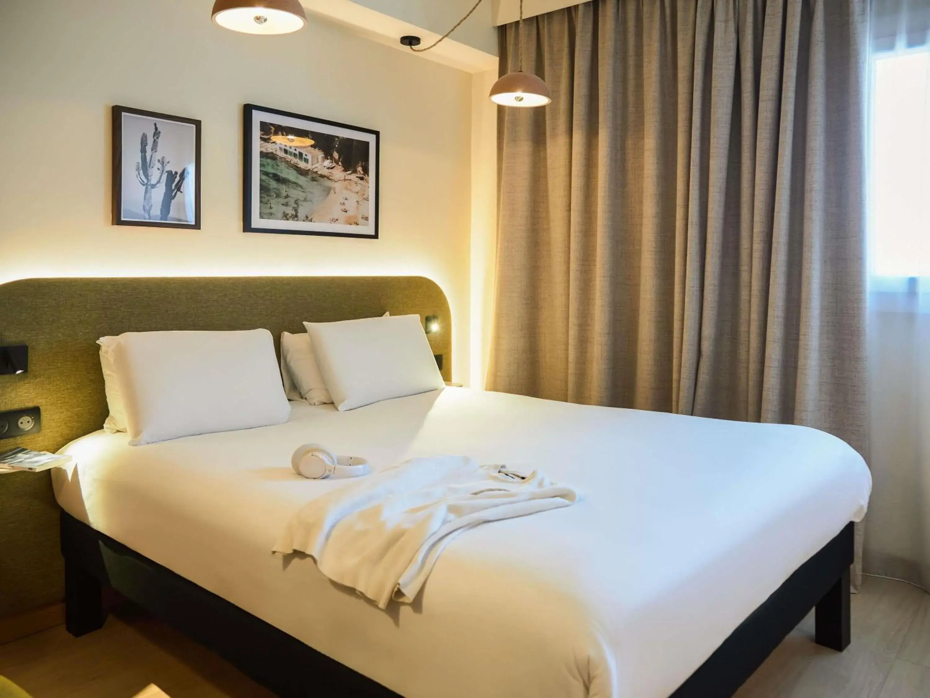 Bedroom, Bed in ibis Styles Marseille Palais des Congrès Vélodrome Bedroom, Bed in ibis Styles Marseille Palais des Congrès Vélodrome