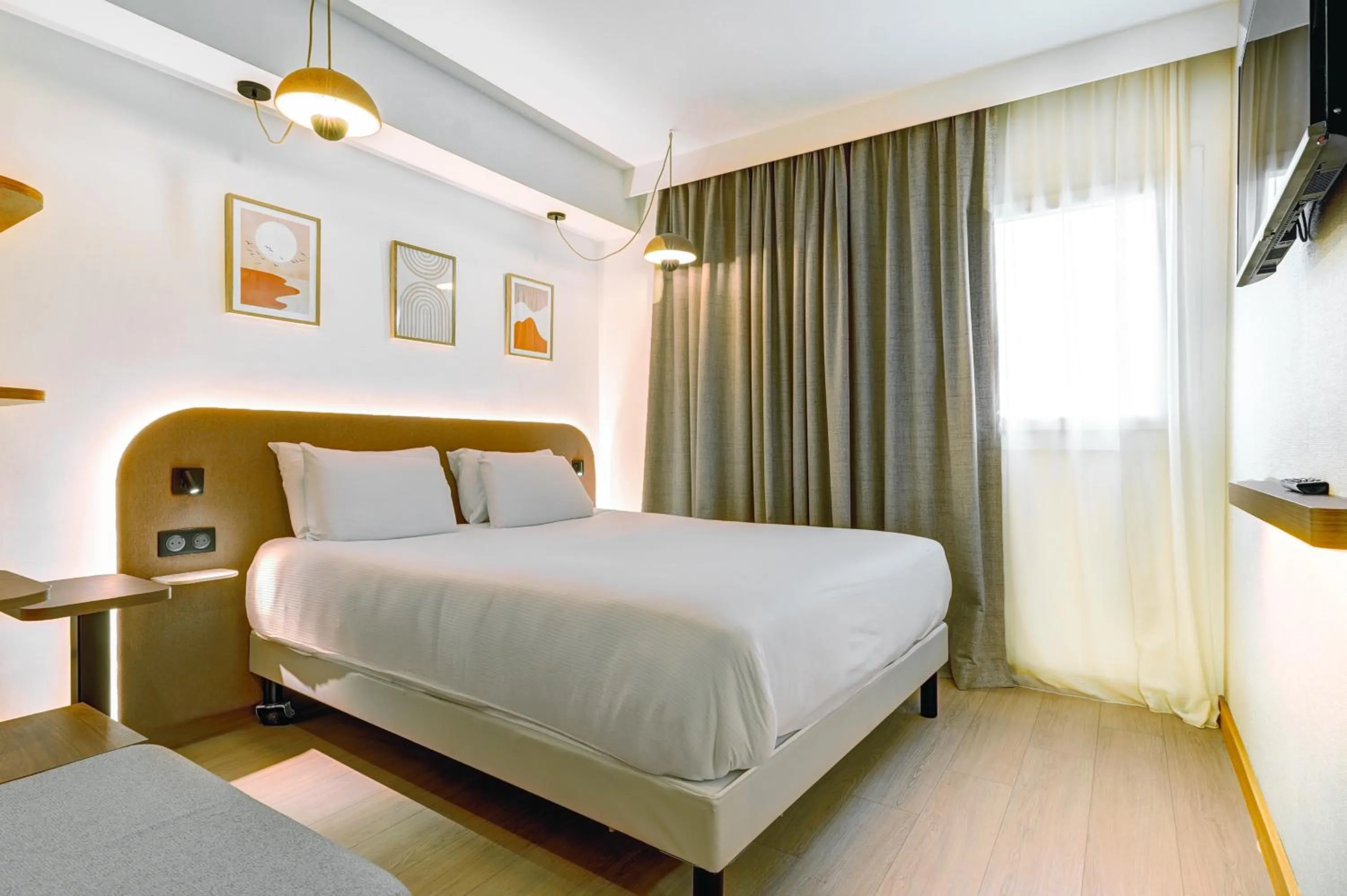 Bed in Kyriad Marseille Palais Des Congrès – Vélodrome