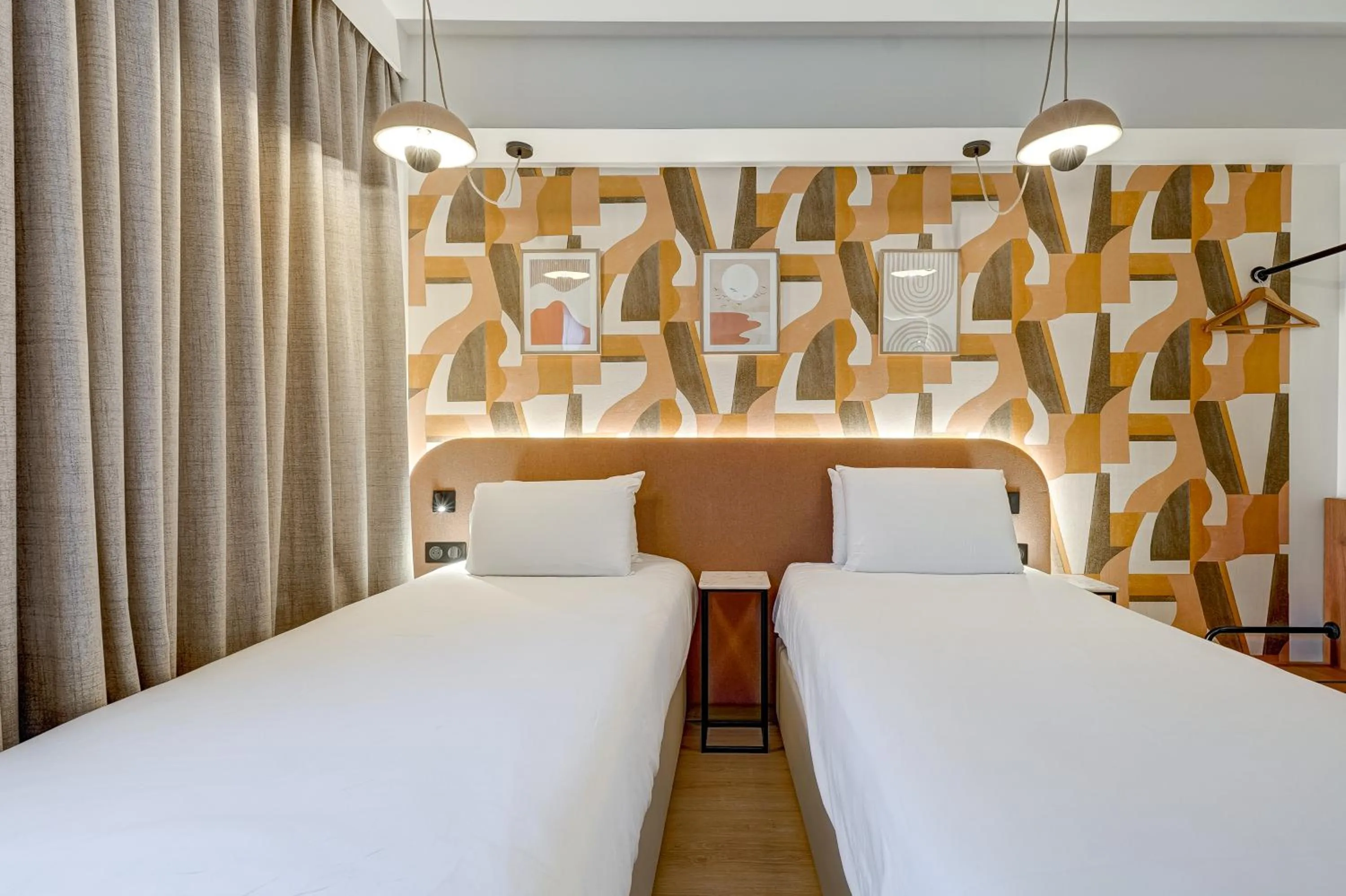 Bed in Kyriad Marseille Palais Des Congrès – Vélodrome