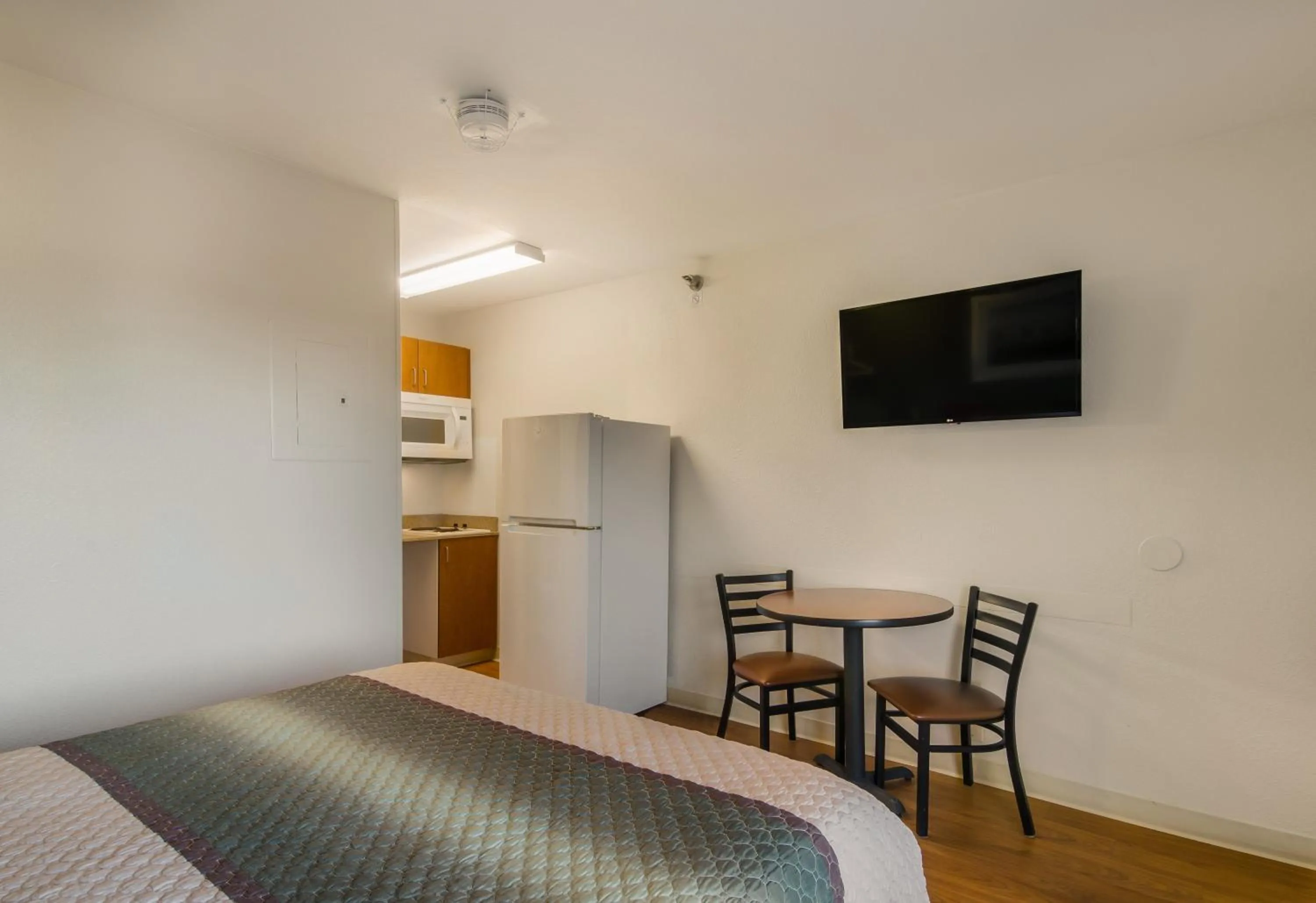 Photo of the whole room, Bed in HomeTowne Studios by Red Roof Denver - Glendale/ Cherry Creek