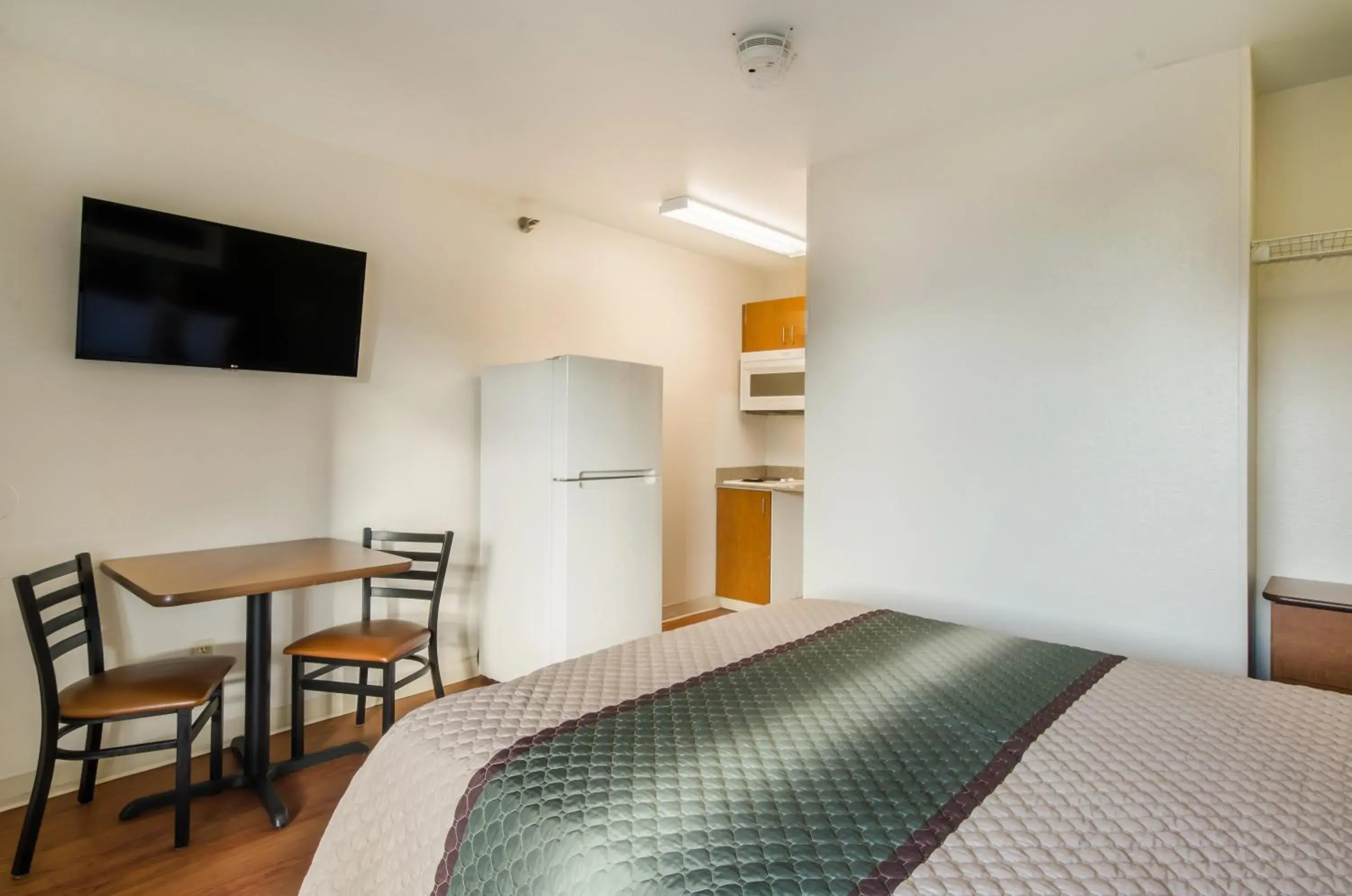 Photo of the whole room, Bed in HomeTowne Studios by Red Roof Denver - Glendale/ Cherry Creek Photo of the whole room, Bed in HomeTowne Studios by Red Roof Denver - Glendale/ Cherry Creek