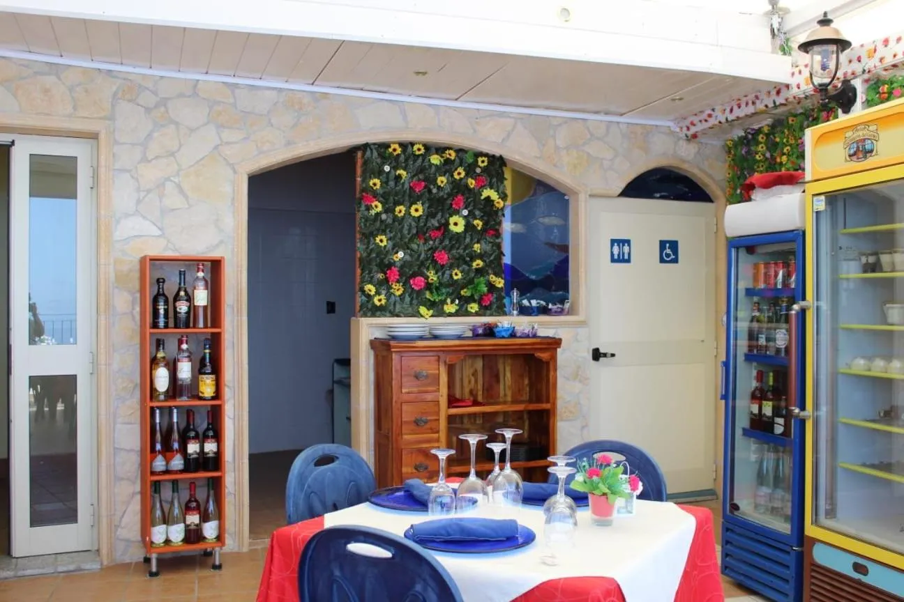 Restaurant/places to eat in seaside room