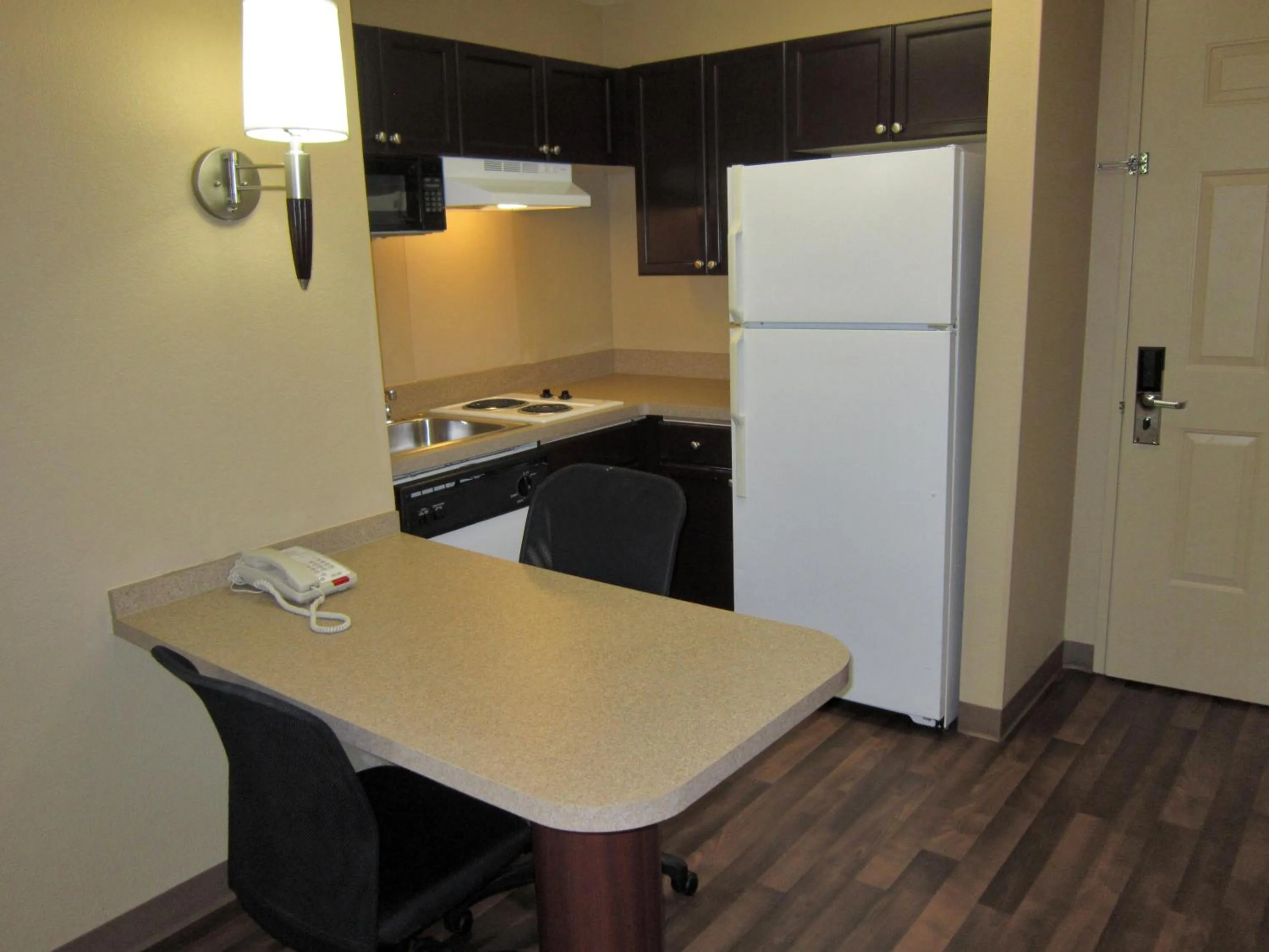 Kitchen or kitchenette in Extended Stay America Suites - Phoenix - Chandler - E Chandler Blvd