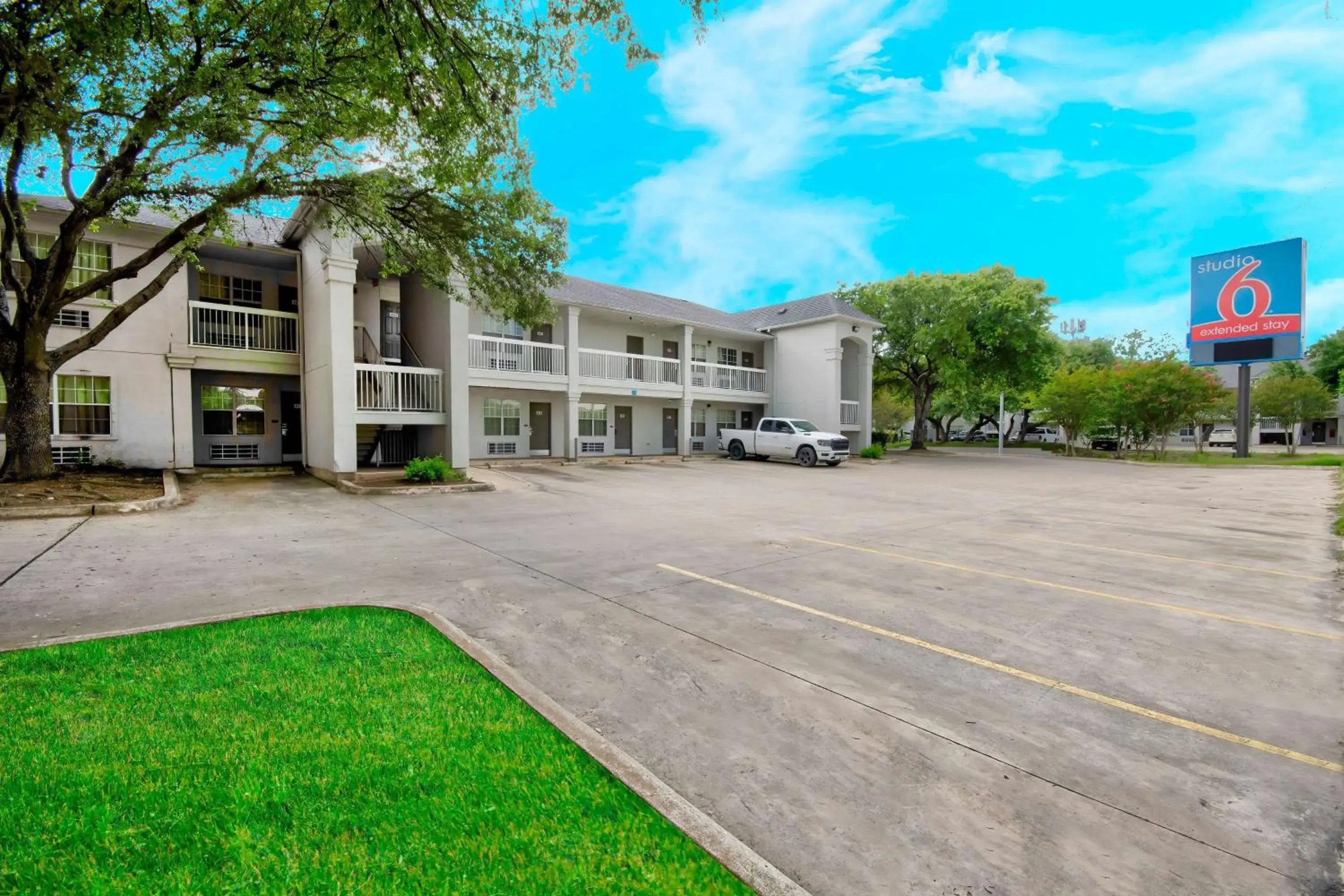 Property building in Studio 6-San Antonio, TX - Medical Center Property building in Studio 6-San Antonio, TX - Medical Center