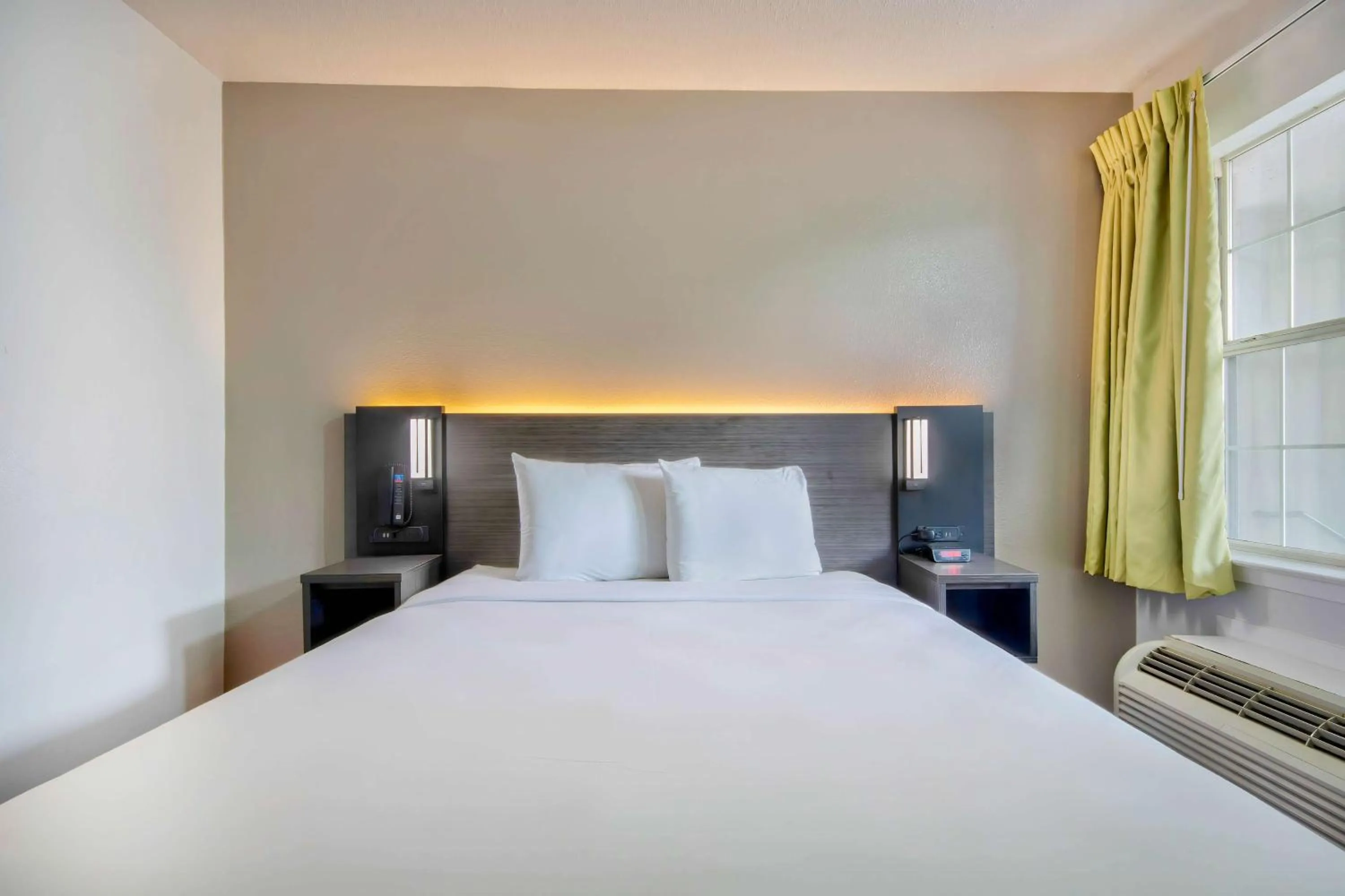 Photo of the whole room, Bed in Studio 6-San Antonio, TX - Medical Center