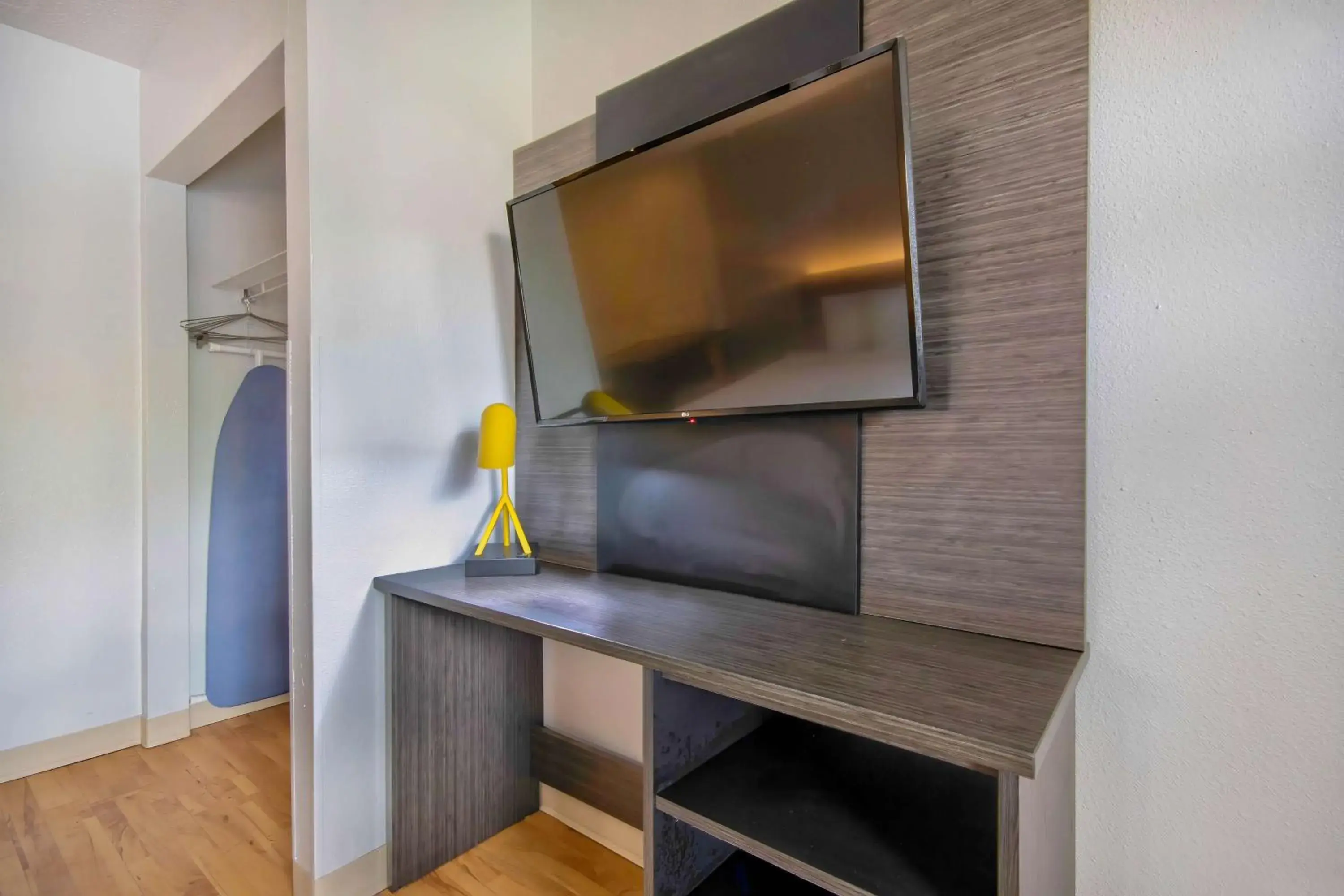 Photo of the whole room in Studio 6-San Antonio, TX - Medical Center Photo of the whole room in Studio 6-San Antonio, TX - Medical Center